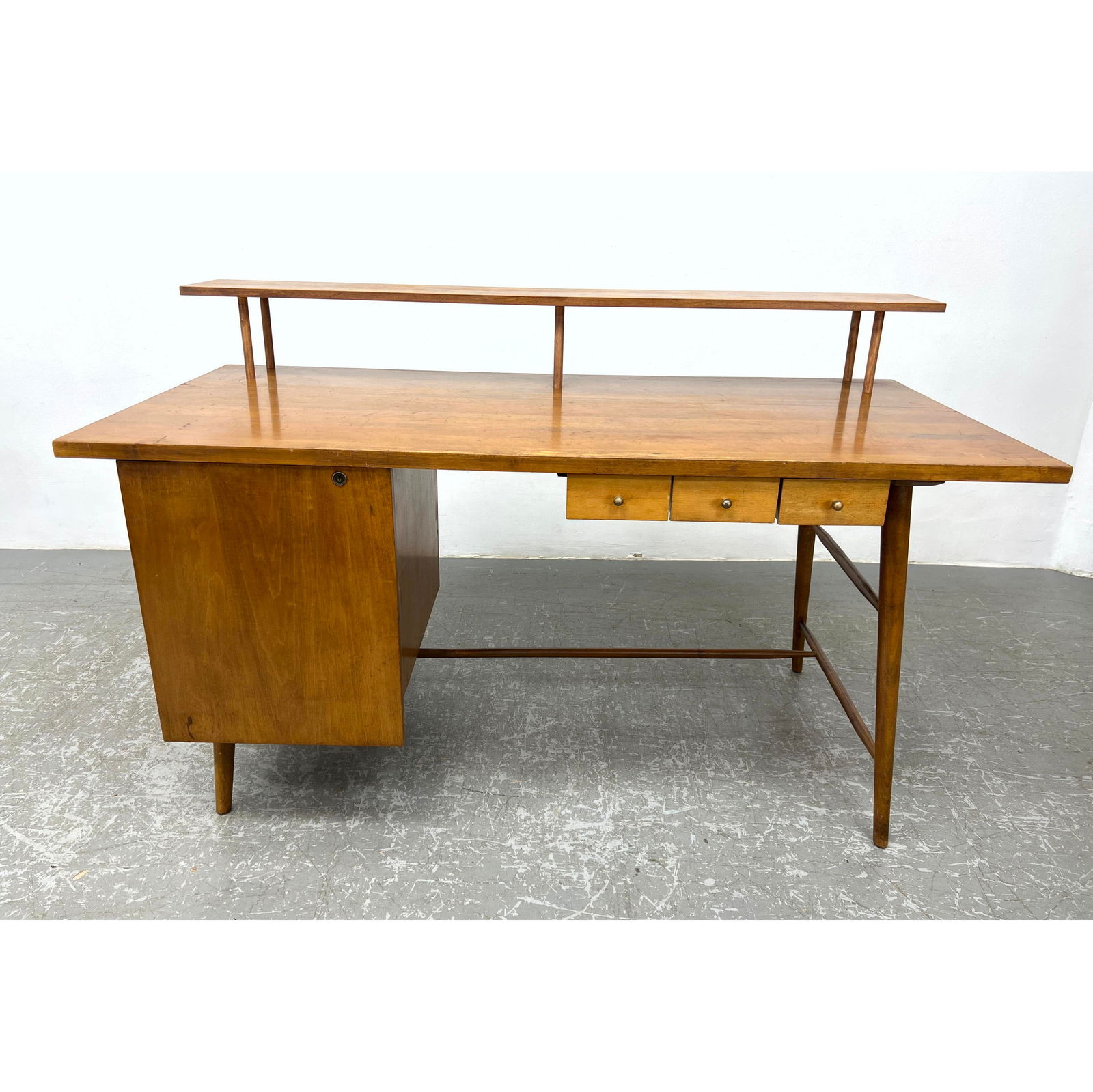 Uncommon Paul McCobb Predictor Group Desk for O'Hearn Furniture Company. Only manufactured from 1951 (1 of 11)