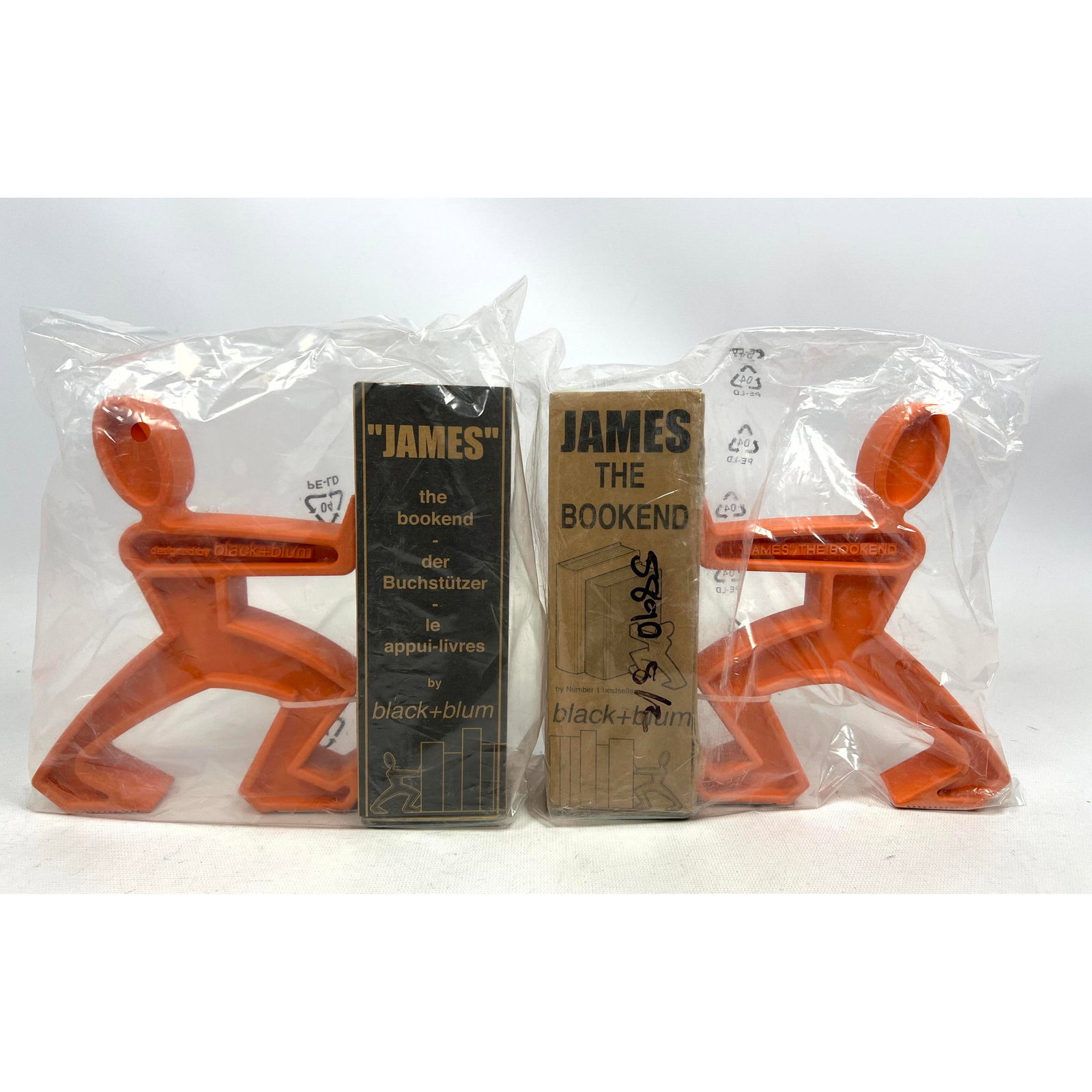 Pr "JAMES" The Bookend. Rubber material. By Black + Blum. In original packaging. "The stainless stee: Pr "JAMES" The Bookend. Rubber material. By Black + Blum. In original packaging. "The stainless steel plate that is fixed to his foot, ensures that any number of books can be leant against James' outs