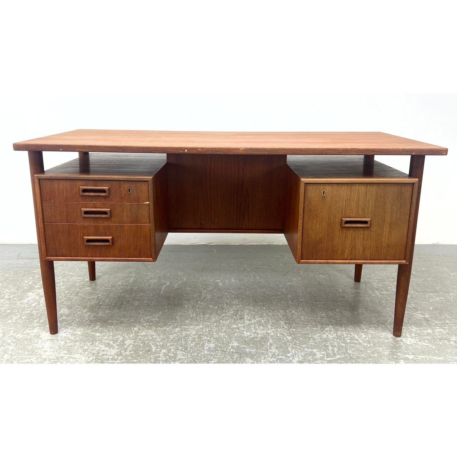 Peter Lovig Attributed Executive Desk, Compartment back.: Peter Lovig Attributed Executive Desk, Compartment back. Dimensions: Height: 29 inches, Width: 57.5 inches, Depth: 27.5 inches. --- - - We offer curbside delivery to NYC, Manhattan, Close Brooklyn, Ho