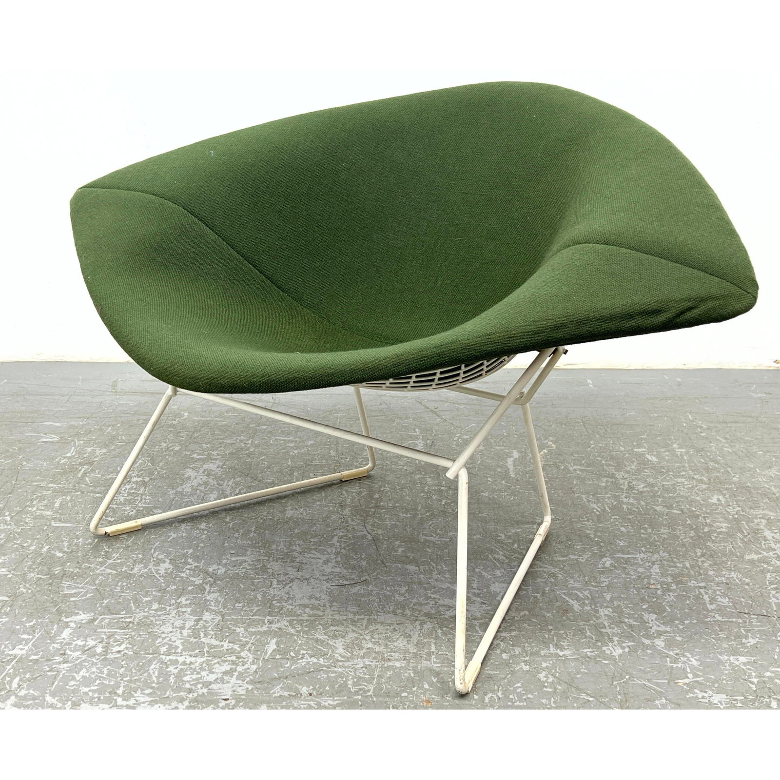 Harry Bertoia for Knoll Large Diamond chair. Knoll International: Harry Bertoia for Knoll Large Diamond chair. Knoll International Dimensions: Height: 27 inches, Width: 44 inches, Depth: 32 inches. - Seat Height: 15 inches --- - - We offer curbside delivery to NYC,