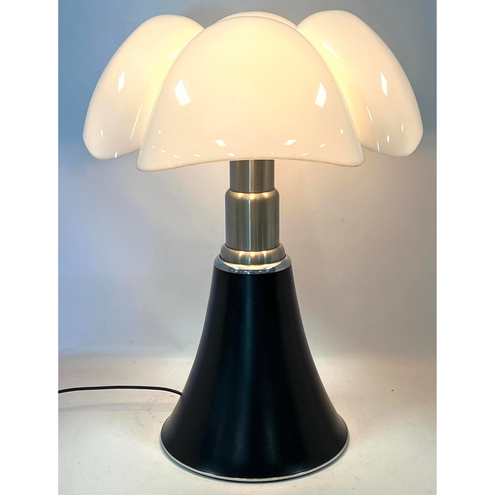 GAE AULENTI Table Lamp. PIPISTRELLO Form. Iconic Telescoping Bases with White four lobed plastic sha (1 of 15)
