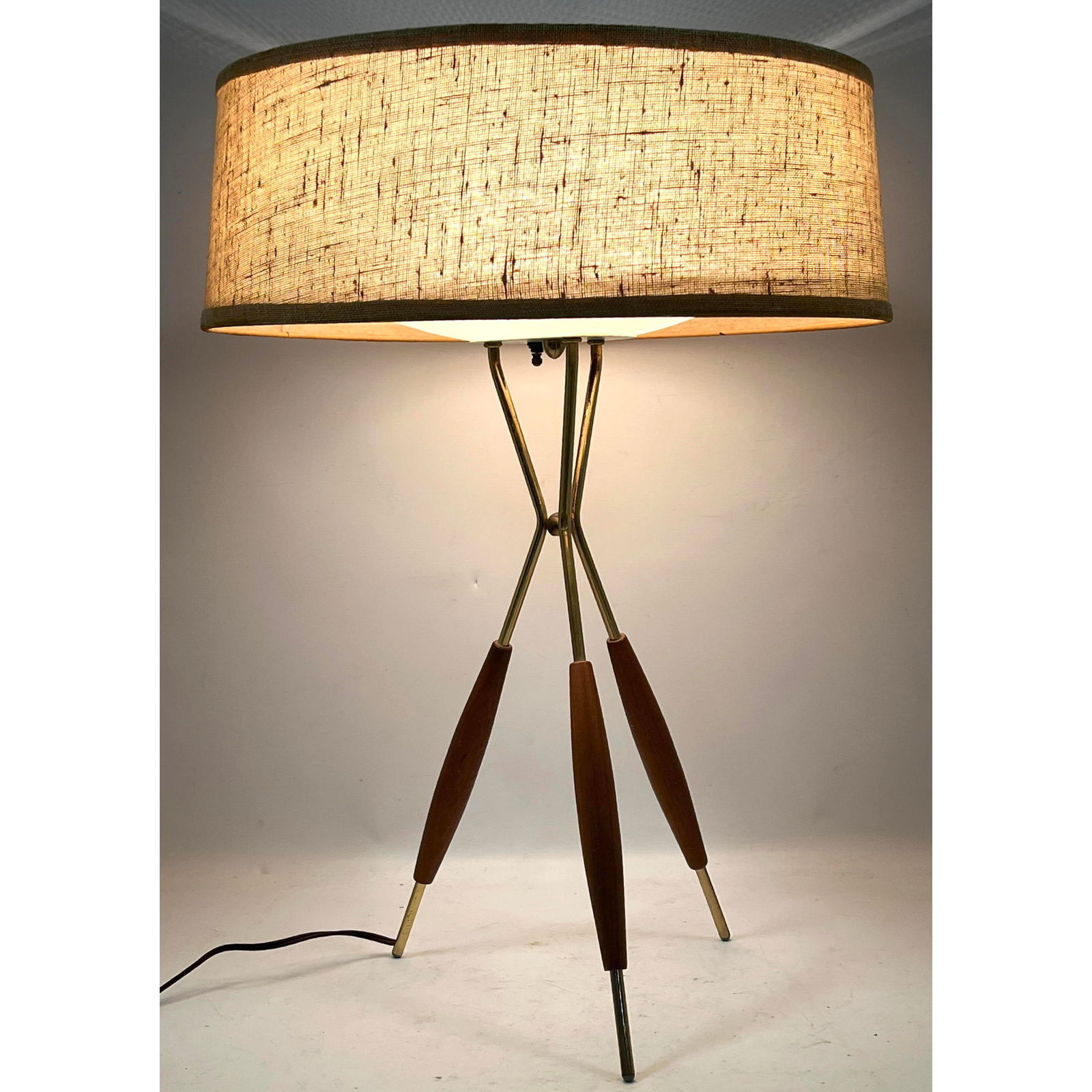 Good Gerald Thurston tripod table lamp. Walnut legs. (1 of 11)