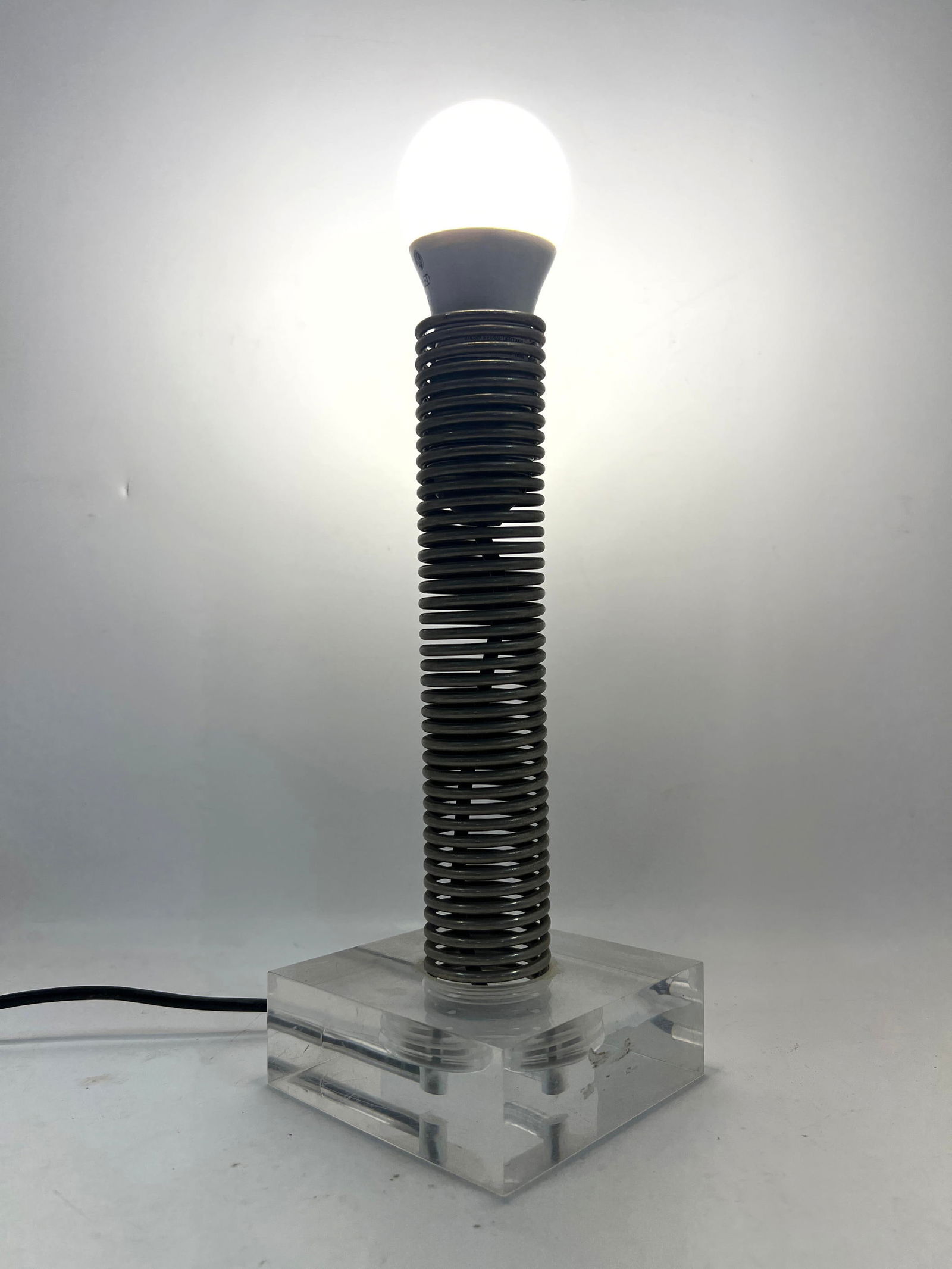 Mid Century Modern Spring Stem Table Lamp. Lucite base. (1 of 10)