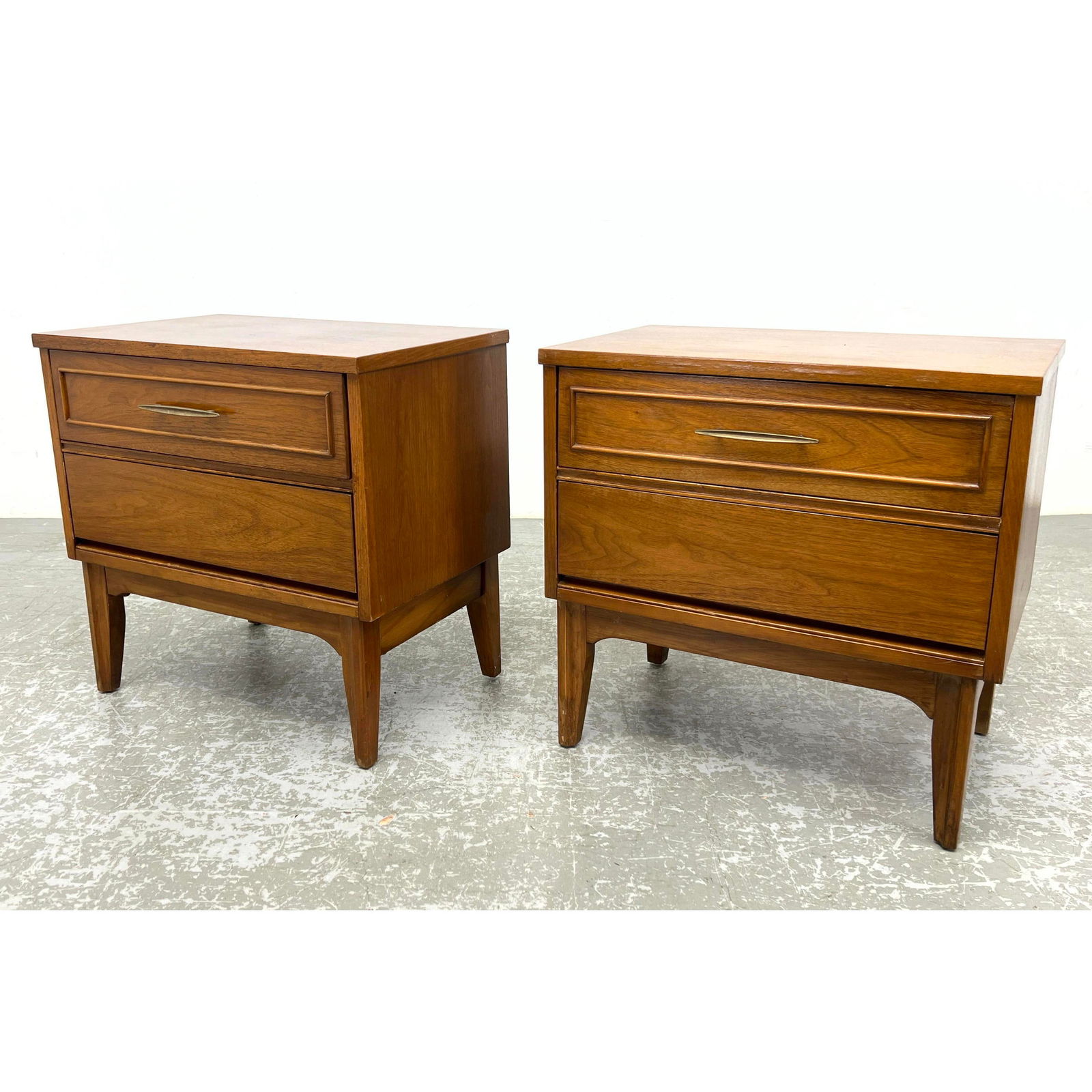 Pr American Modern Night stands. Metal handles. (1 of 17)