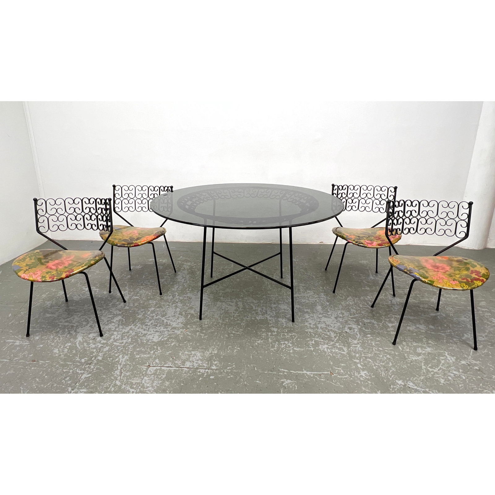5pc ARTHUR UMANOFF Iron Dining Table 4 Chairs. Round Glass Top Outdoor Garden Patio Table. Set 4 Mat: 5pc ARTHUR UMANOFF Iron Dining Table 4 Chairs. Round Glass Top Outdoor Garden Patio Table. Set 4 Matching Side hairs with Double Scroll Design and Vinyl Seats. Dimensions: Height: 29 inches, Width: 36