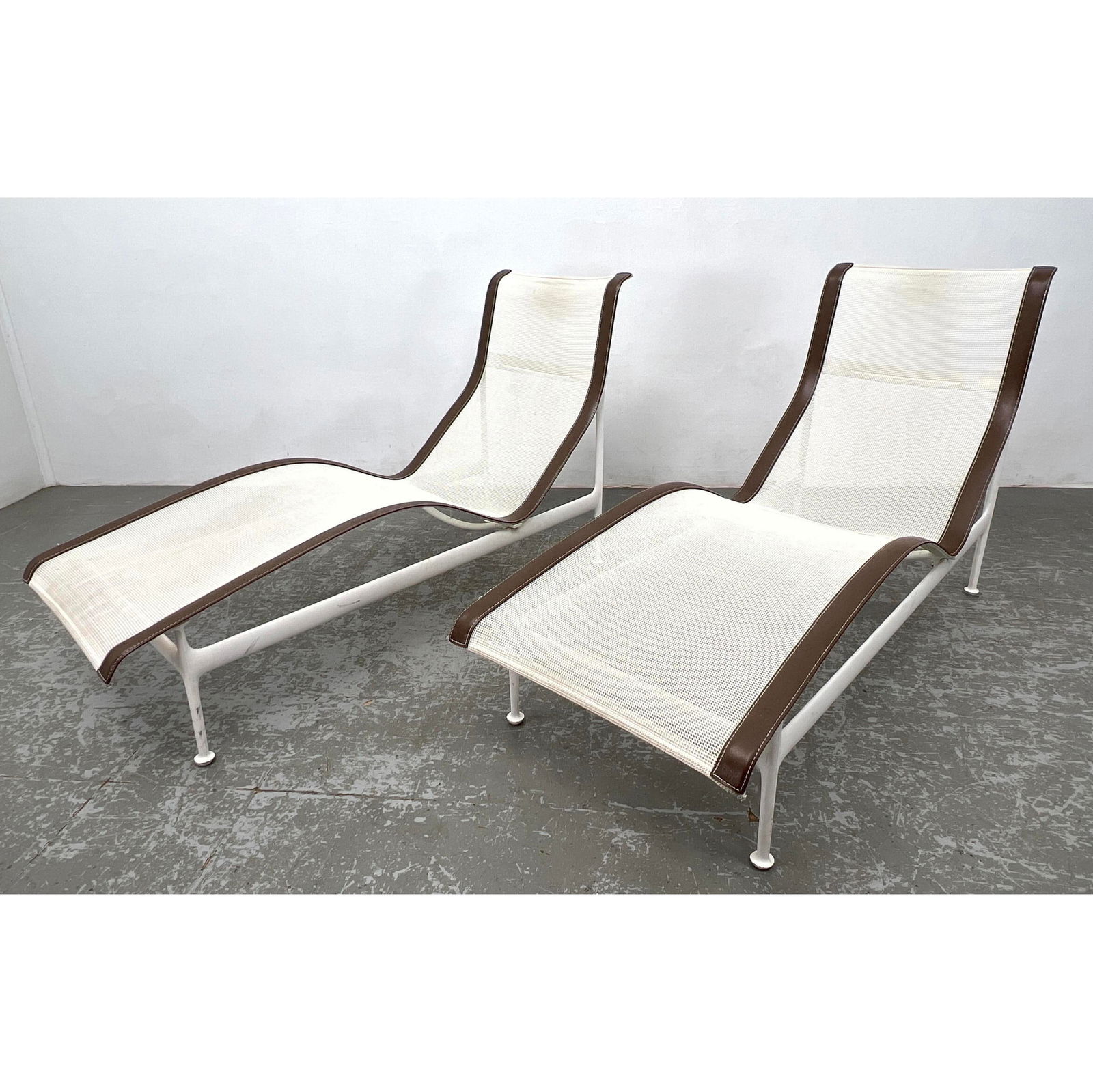 Pr RICHARD SCHULTZ Modernist Chaise Lounges. Aluminum Frames with Banded Mesh Slings. Garden. Outdoo: Pr RICHARD SCHULTZ Modernist Chaise Lounges. Aluminum Frames with Banded Mesh Slings. Garden. Outdoor. Patio. Iconic deign. Never used outside. Dimensions: Height: 34 inches, Width: 21.5 inches, Depth
