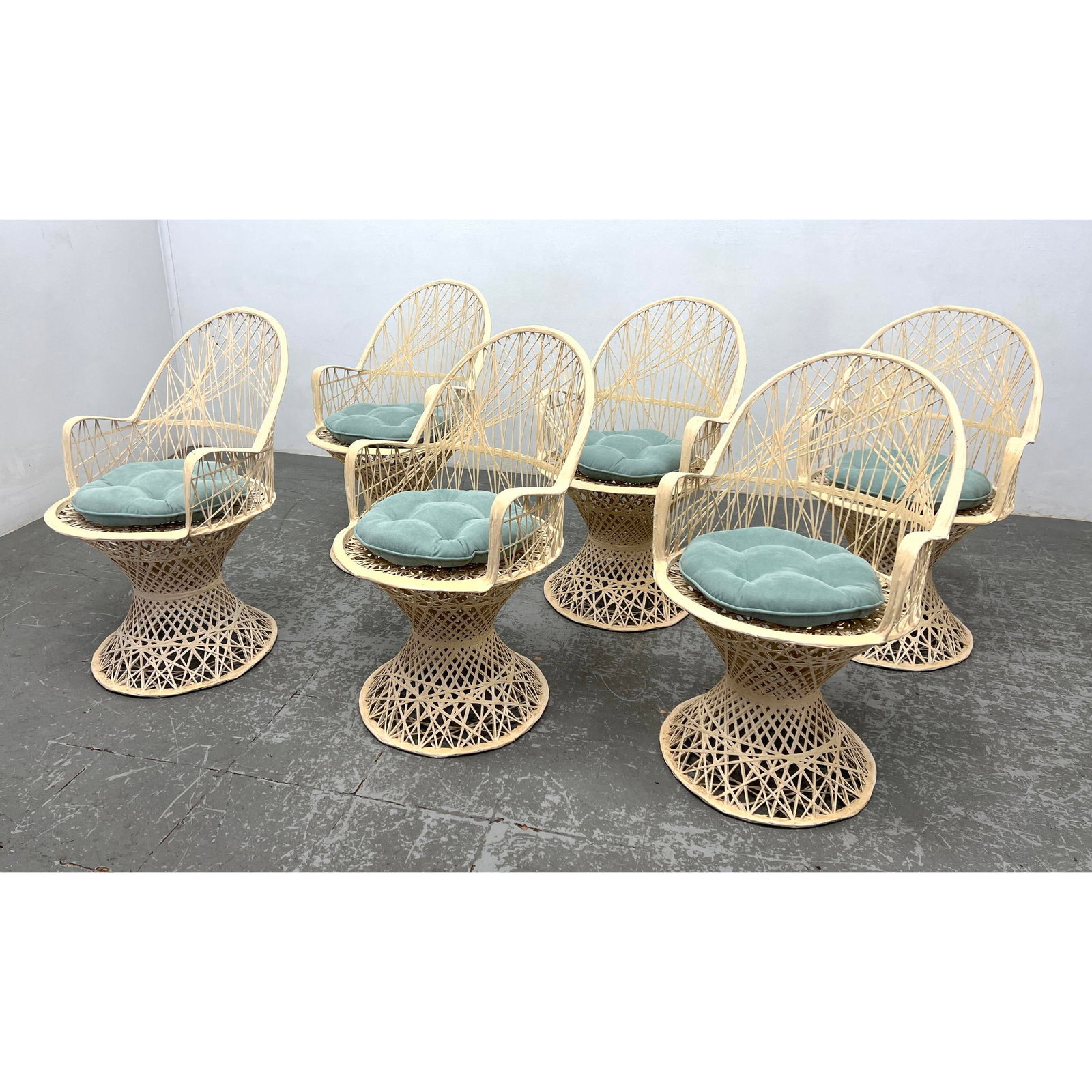 Set 6 Mid Century Modern Spun Fiberglass Dining Chairs. Russell Woodard Style.: Set 6 Mid Century Modern Spun Fiberglass Dining Chairs. Russell Woodard Style. Dimensions: Height: 35 inches, Width: 22 inches, Depth: 22 inches. - Seat Height: 17.5 inches ---