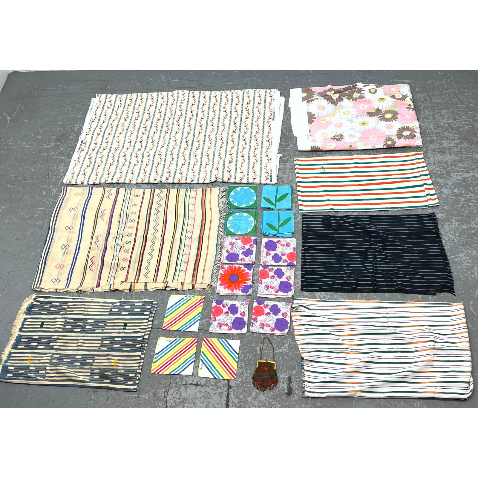 Lot Of Assorted Textiles Yardage of fabric. Mid Century Place mats.  And beaded purse handbag. 25+ f (1 of 18)