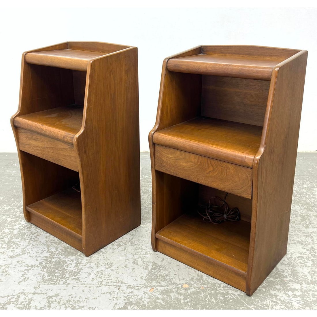 Pr HERITAGE HENREDON American Modern Walnut Night Stands. Marked. (1 of 13)