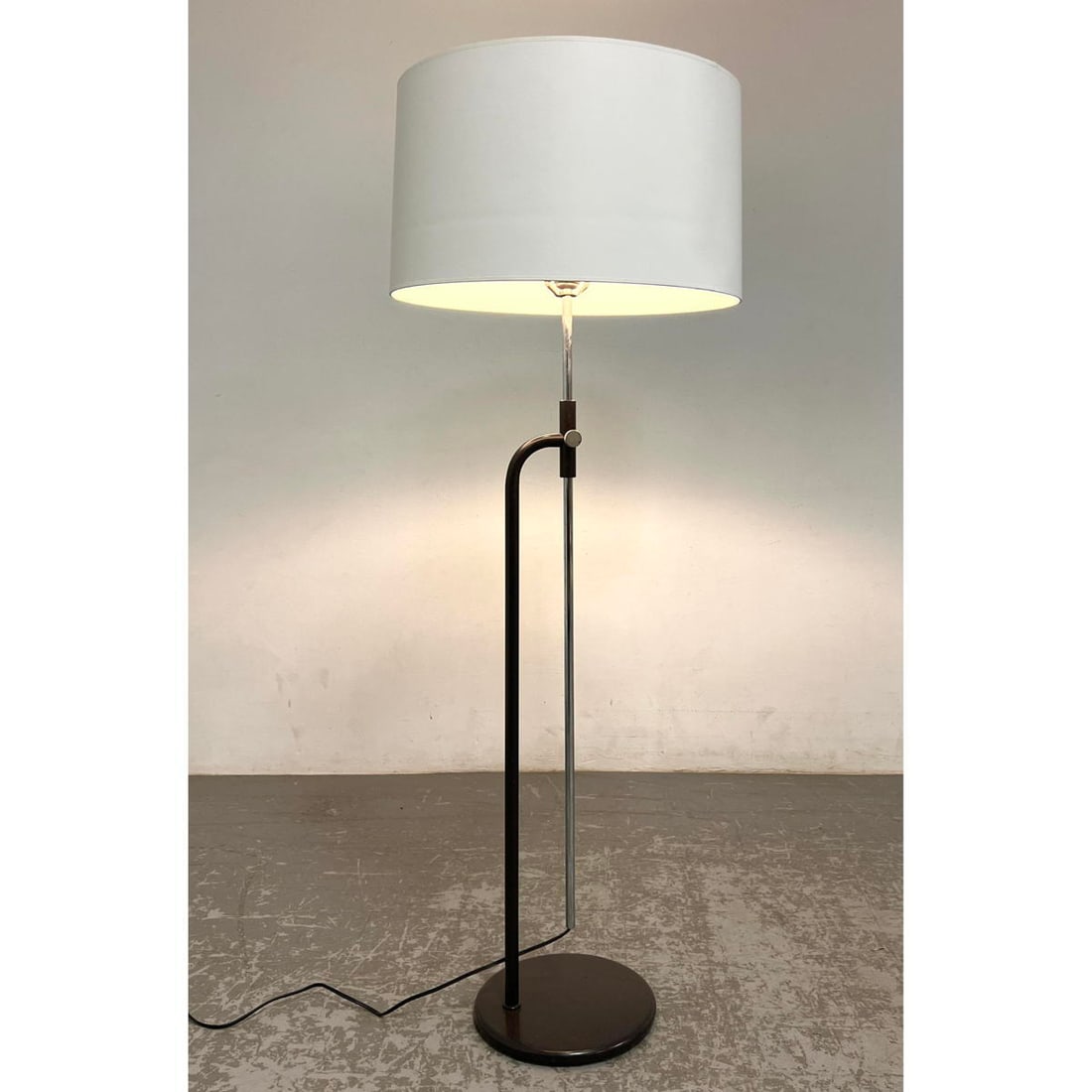 Gerald Thurston Lightolier Adjustable Height Floor Lamp. Label (1 of 11)