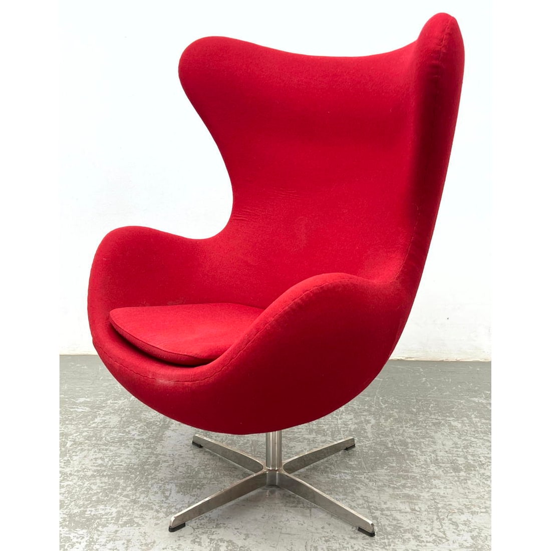 Arne Jacobsen Style Swivel Egg Lounge Chair.: Arne Jacobsen Style Swivel Egg Lounge Chair. Dimensions: Height: 44 inches, Width: 31 inches, Depth: 30 inches. - Seat Height: 19 inches --- - We offer curbside delivery for most items to NYC, Manhatt