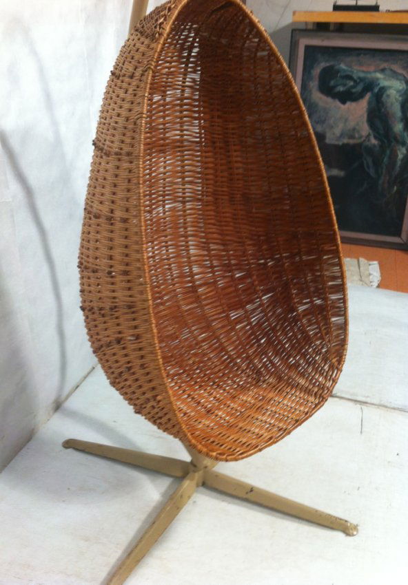 243: 70's Modern Hanging Egg Chair. Spring supported : Lot 243