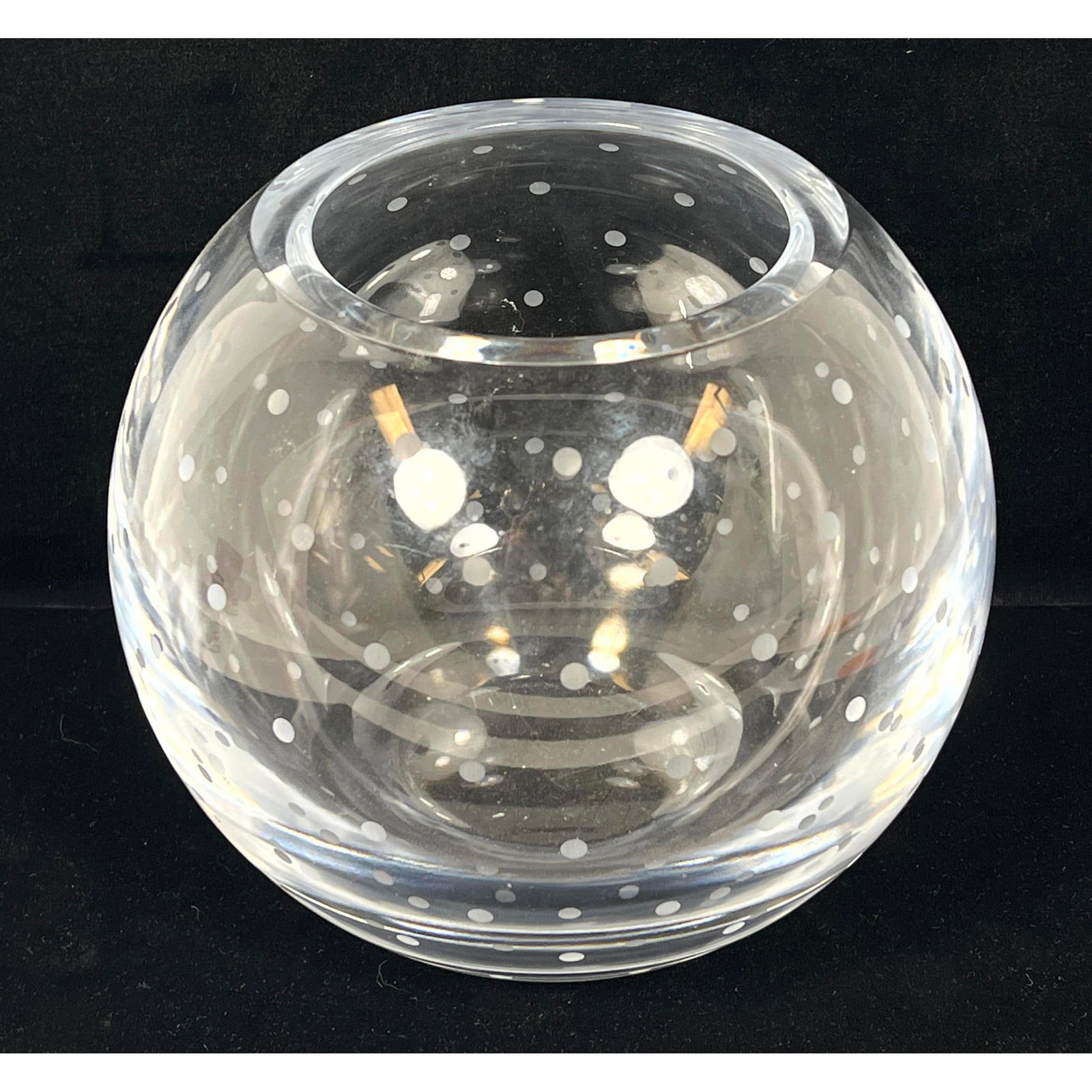 Kate Spade Round Glass Vase. Dot Design: Kate Spade Round Glass Vase. Dot Design Dimensions: Height: 8.5 inches, Width: 9 inches, Depth: 9 inches. --- US Packing and Shipping charge: In house shipping available. Will be calculated once desti