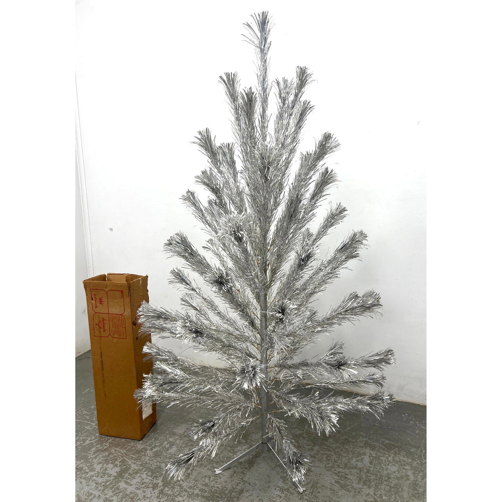 Vintage 6ft Aluminum Christmas Tree with Original Box.: Vintage 6ft Aluminum Christmas Tree with Original Box. Watch the video on our YouTube channel @uniquesitems, Copy and paste URL. https://youtube.com/watch?v=me23A7451mo Dimensions: Height: 72 inches, 