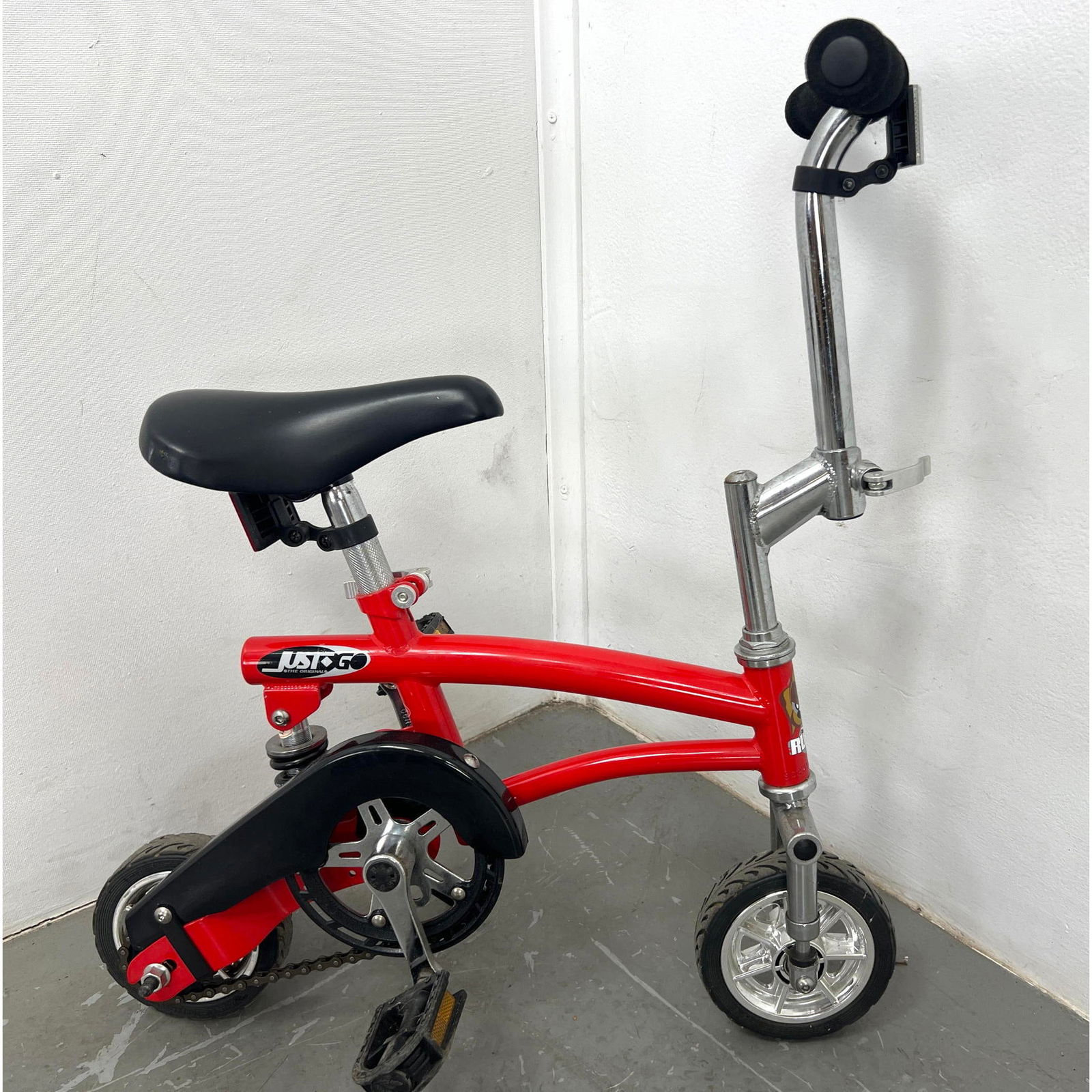 Red Just Go RUNT Clown Bicycle. Circus Pocket Travel Bicycle (1 of 7)