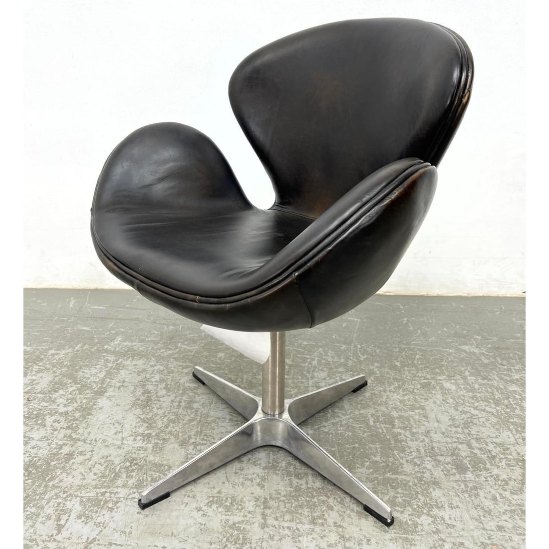 Contemporary Arne Jacobsen style Swan Lounge Chair.: Contemporary Arne Jacobsen style Swan Lounge Chair. Dimensions: Height: 35 inches, Width: 28 inches, Depth: 25 inches. - Seat Height: 20 inches --- - We offer curbside delivery for most items to NYC,