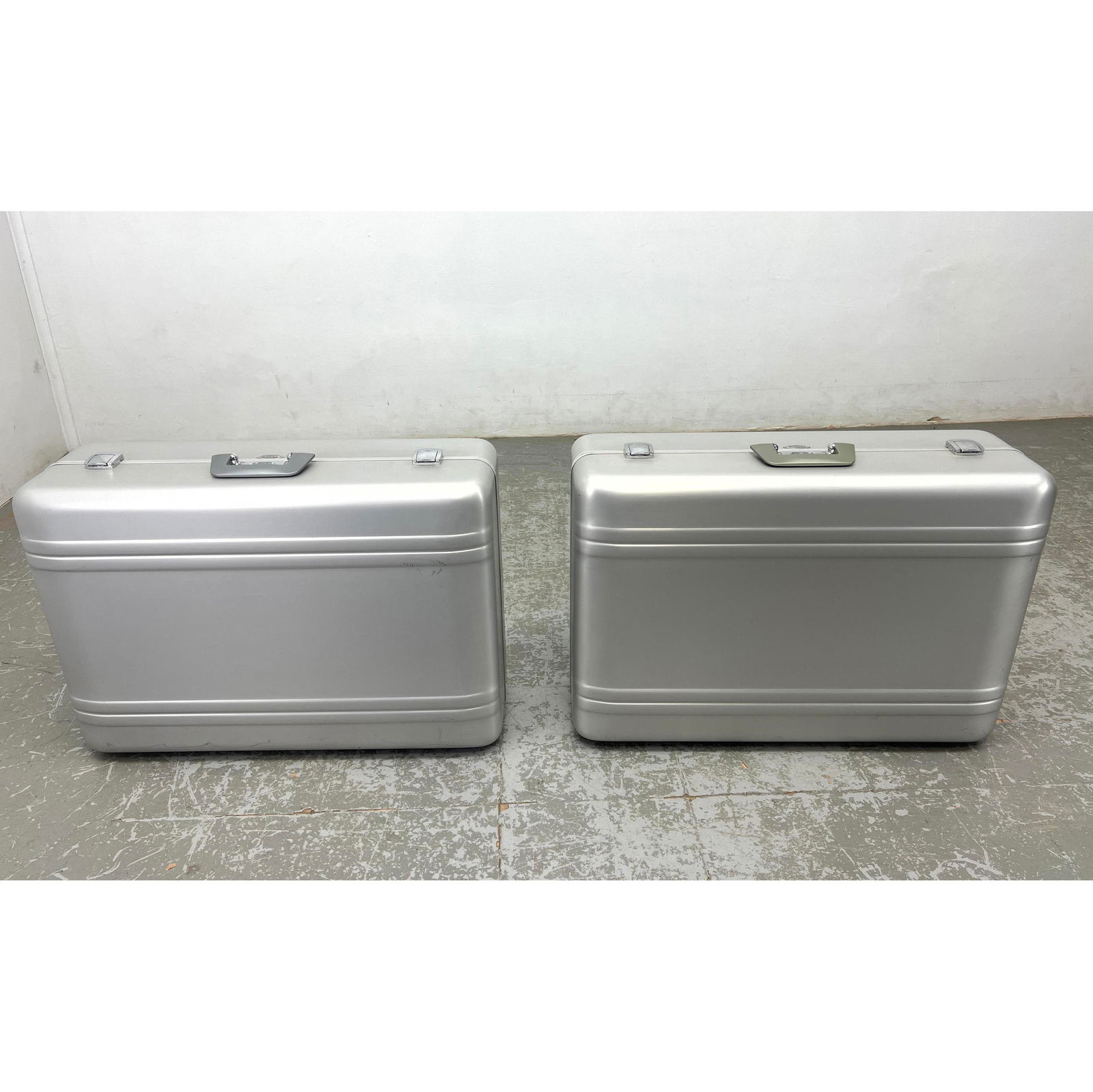 Pr Halliburton Zero Centurion Elite Cases. Both locked; no combination (1 of 7)