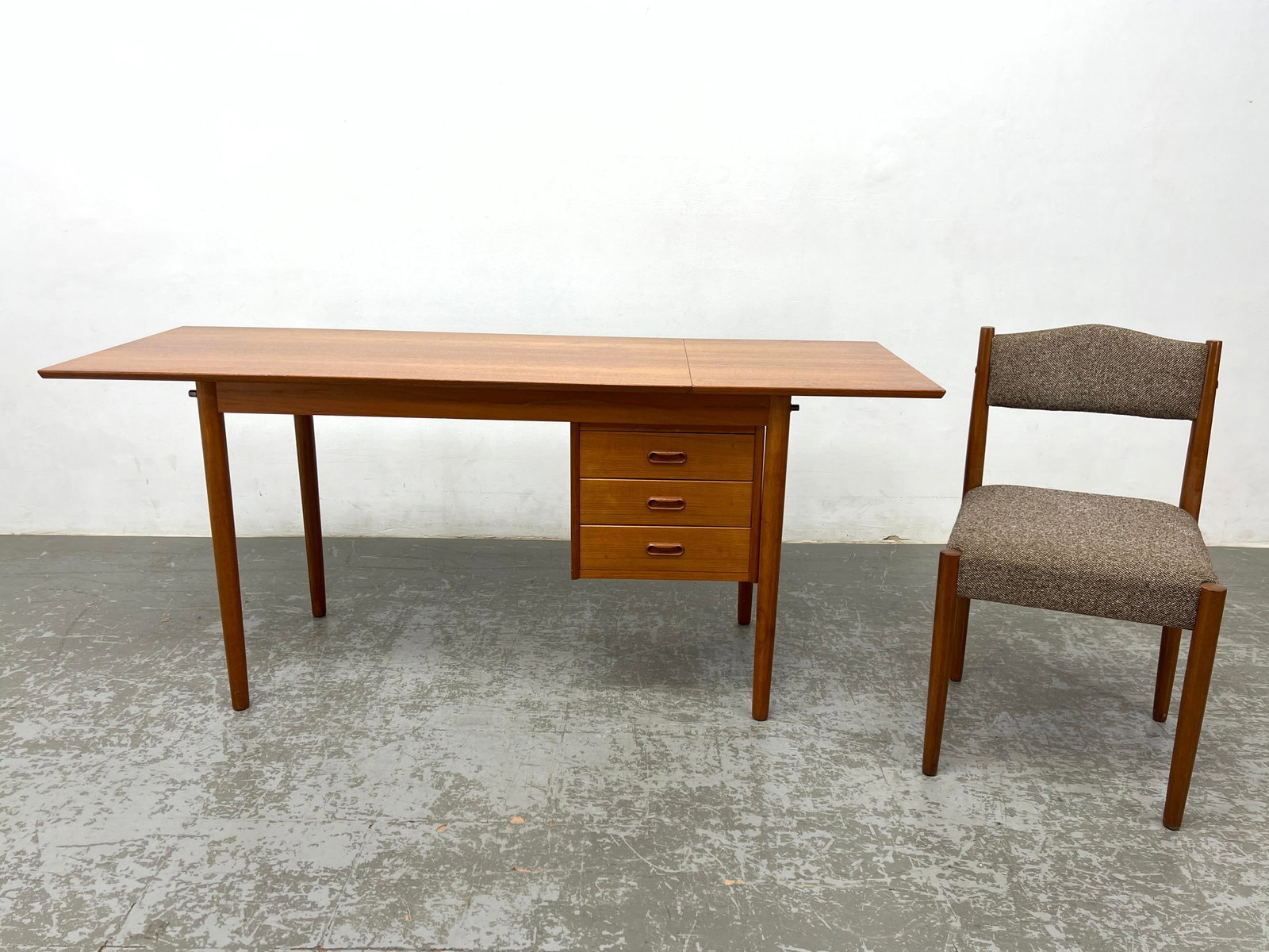 Arne Vodder Danish Modern Teak Drop Side Expanding Desk with Chair: Arne Vodder Danish Modern Teak Drop Side Expanding Desk with Chair . Includes: 1 - 18 inch leaf Dimensions: Height: 28 inches, Width: 47 inches, Depth: 24 inches. - Additional Dimensions: Chair H: 31