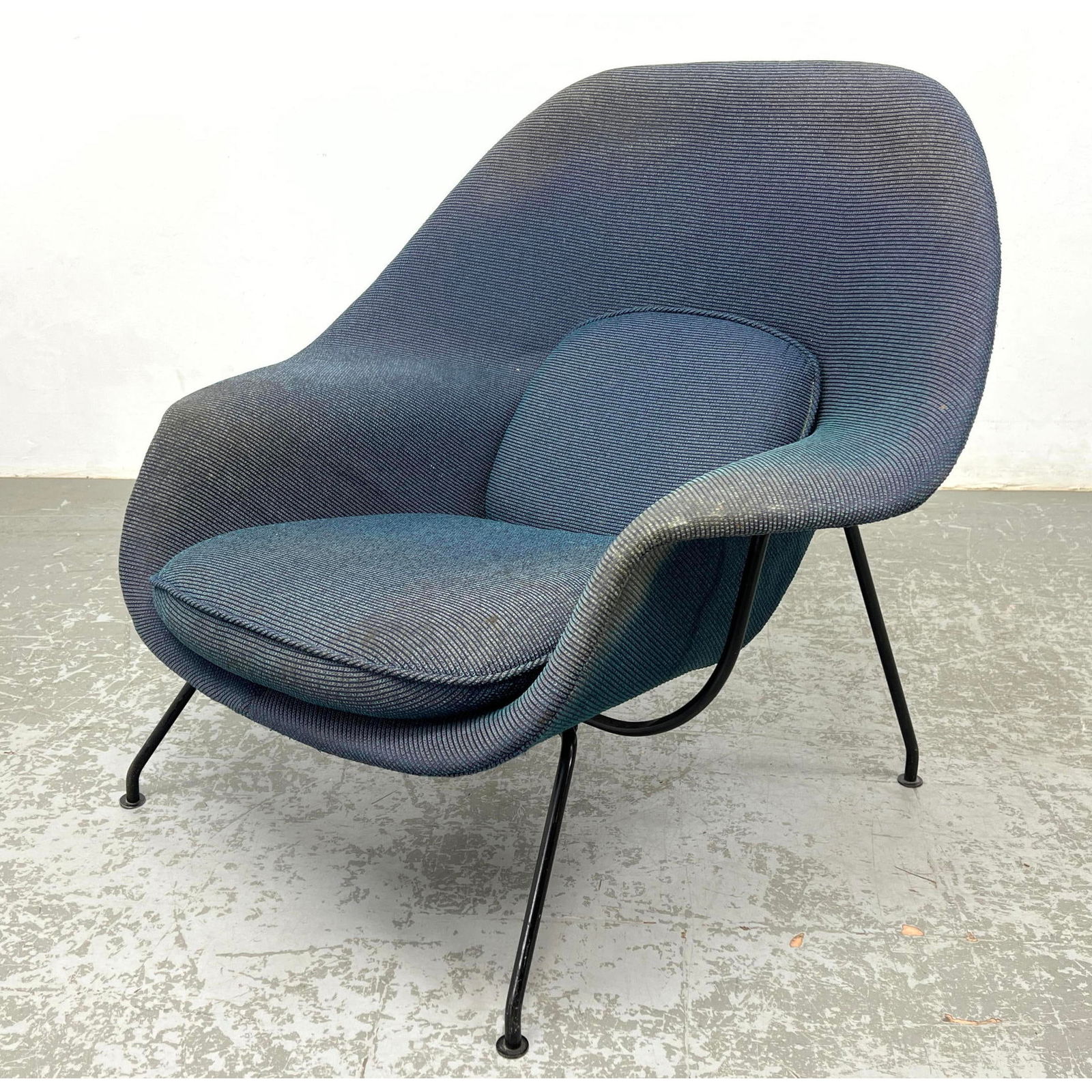EERO SAARINEN for KNOLL Womb Chair.: EERO SAARINEN for KNOLL Womb Chair. Dimensions: Height: 33.5 inches, Width: 38.5 inches, Depth: 33 inches. - Seat Height: 15 inches --- - We offer curbside delivery for most items to NYC, Manhattan, C
