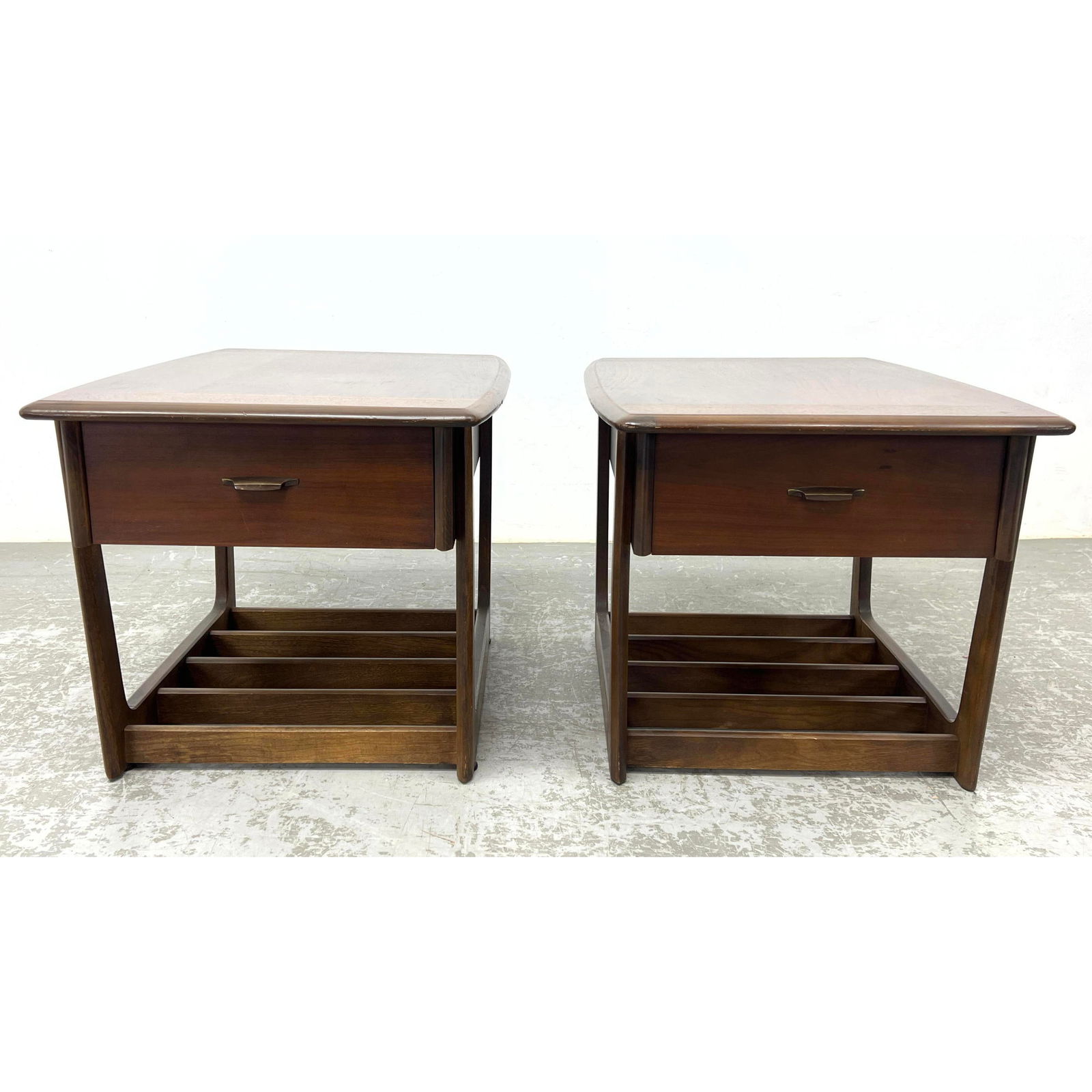 Pair of Lane Walnut End Side Tables (1 of 16)