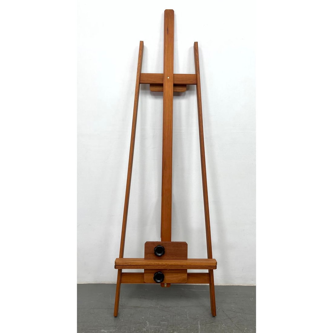 Adjustable Artist's Painting Easel. Wood Frame Floor Model. (1 of 4)
