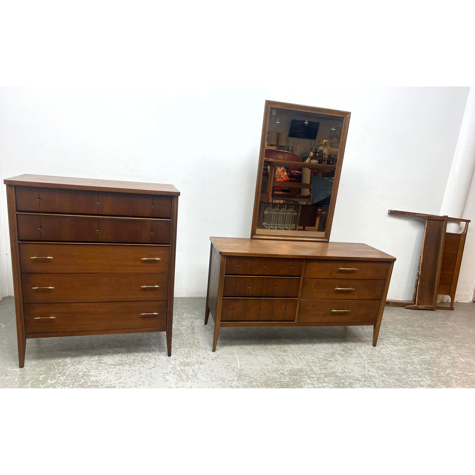 4pc Saga by BROYHILL American Modern Walnut Bedroom Set. High and Low Dressers, Mirror and Head/Foot (1 of 16)