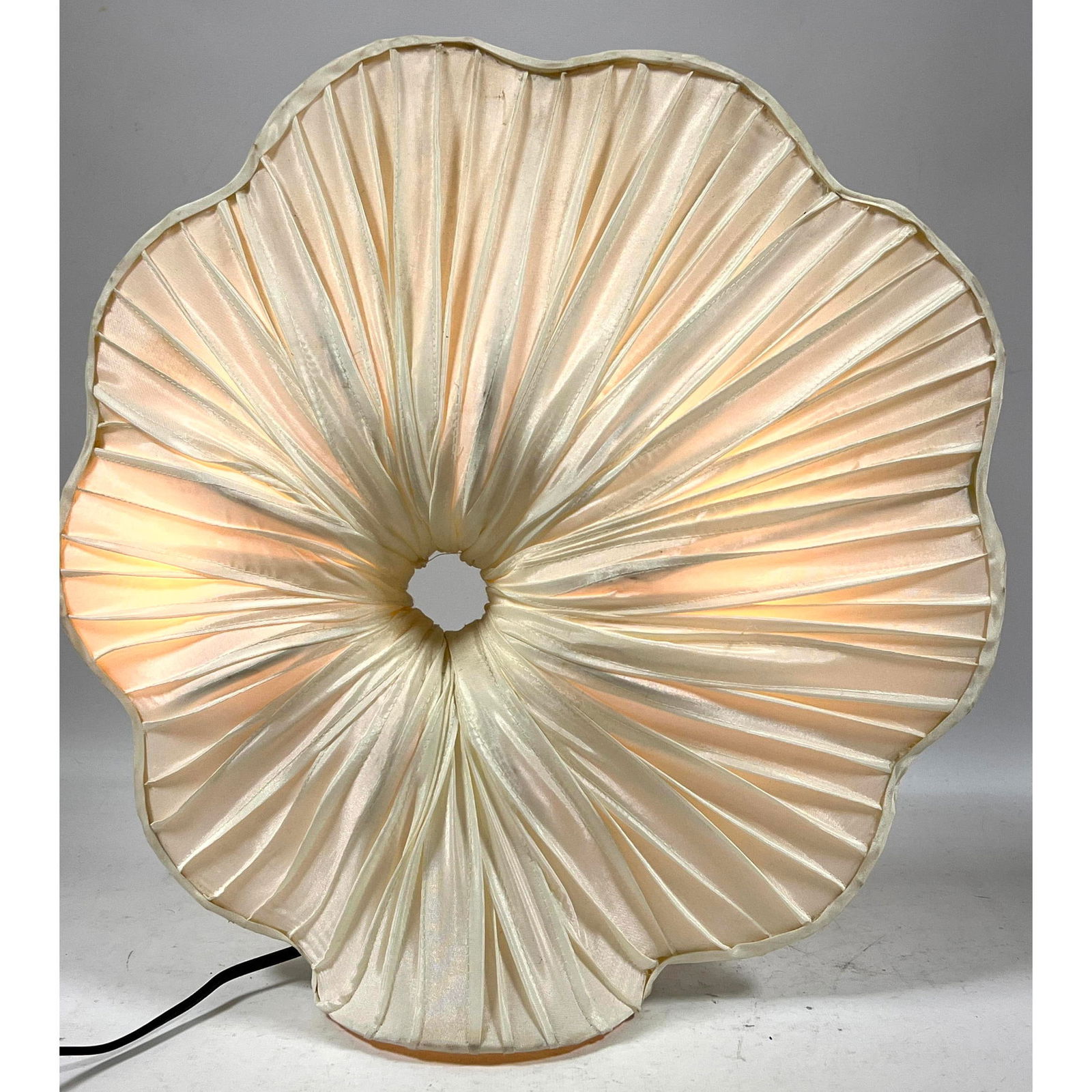 Decorator Pleated Shade lamp over metal frame. Vintage. Style of Aqua Creations (1 of 12)