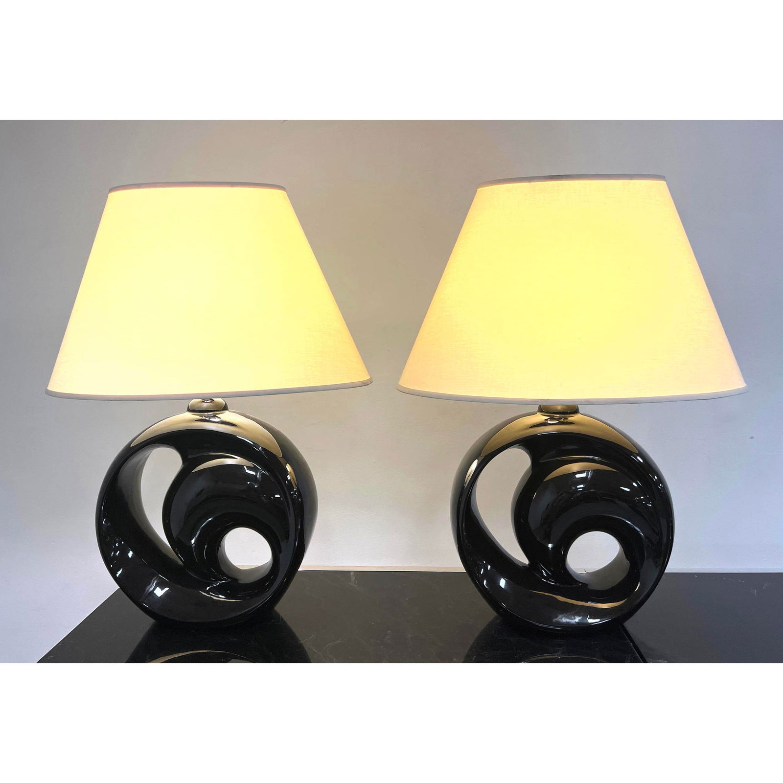 Pr MCM Black High Gloss Swirl Modernist Table Lamps. (1 of 16)