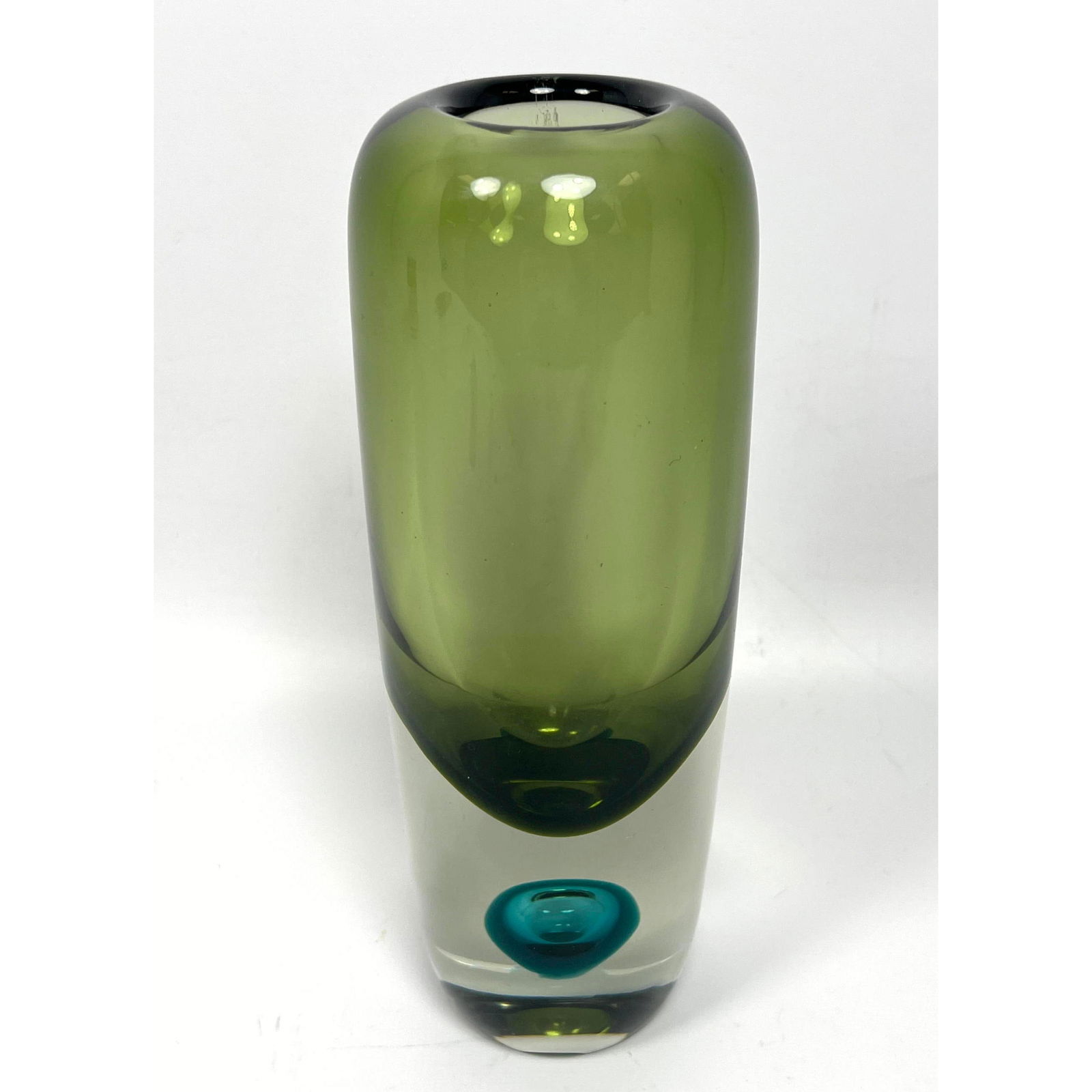 SAARA HOPEA Scandinavian Art Glass Vase. Cased Glass. Nuutajarvi Notsjo - 60. Signed. (1 of 10)