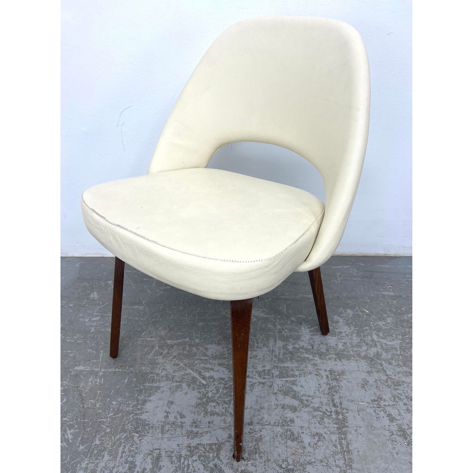 Eero Saarinen Knoll Executive Side Chair. Vinyl. (1 of 13)