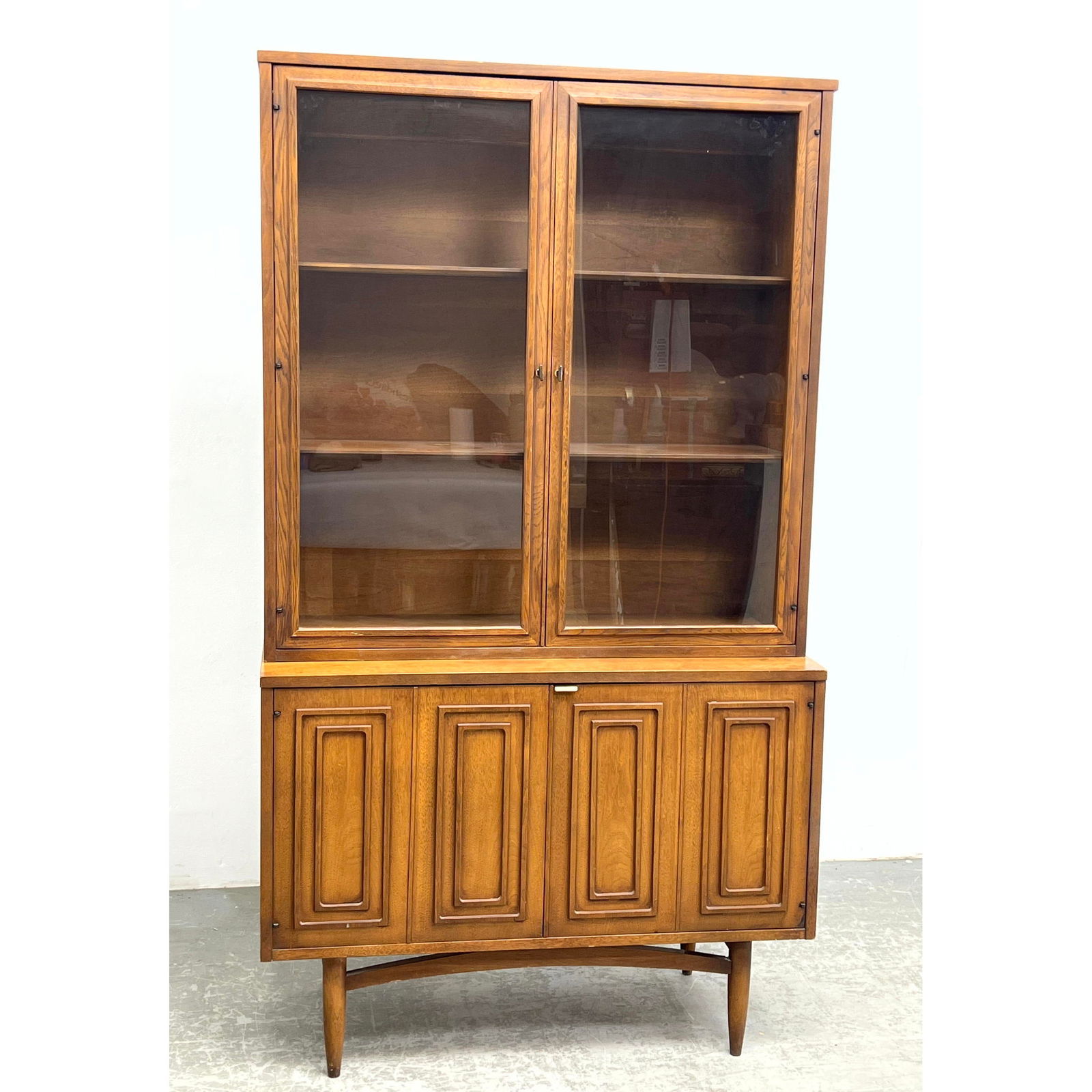 Broyhill Sculptra China Display Cabinet. 2 Part Cabinet. (1 of 16)