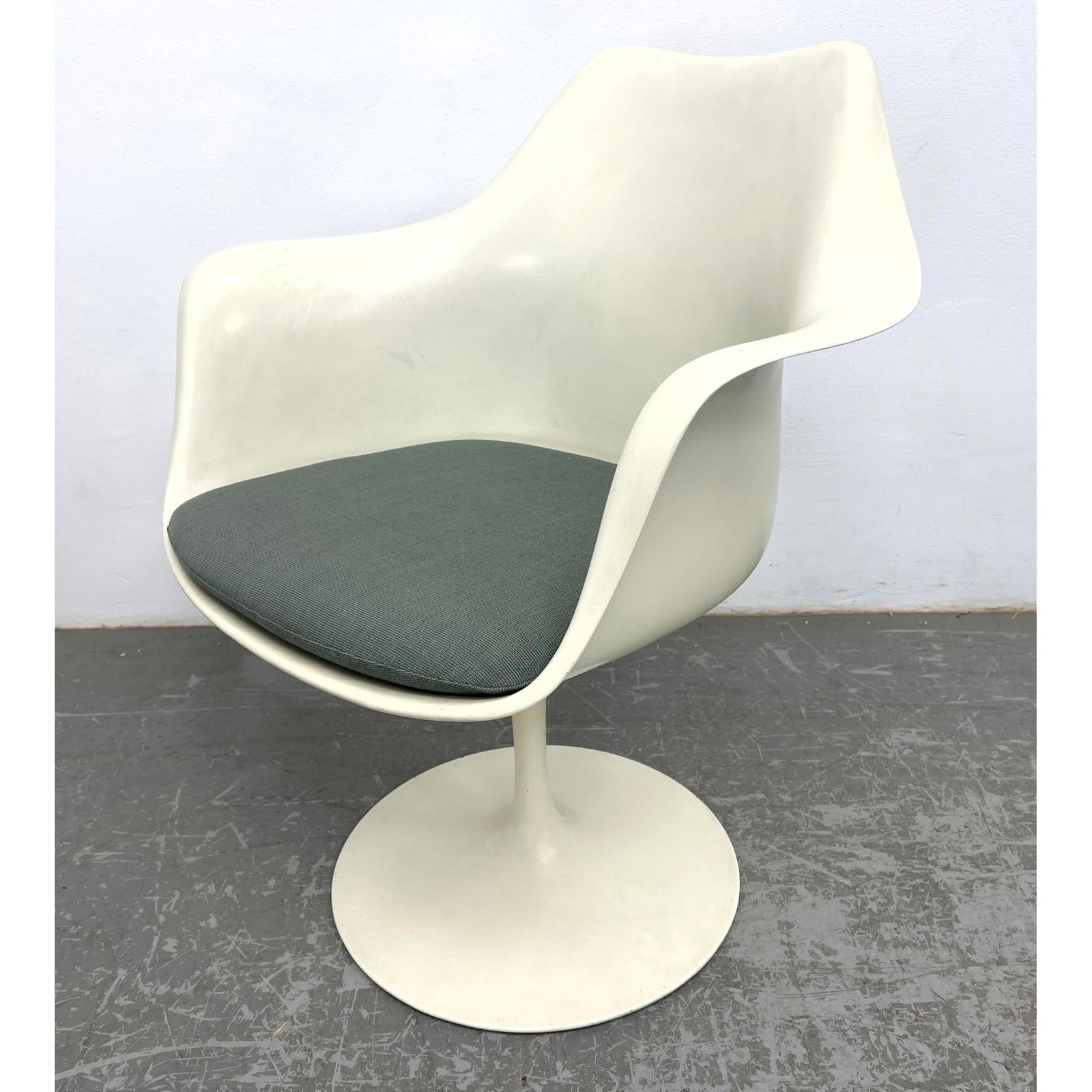 Eero Saarinen Knoll Tulip Dining Arm Chair. (1 of 11)