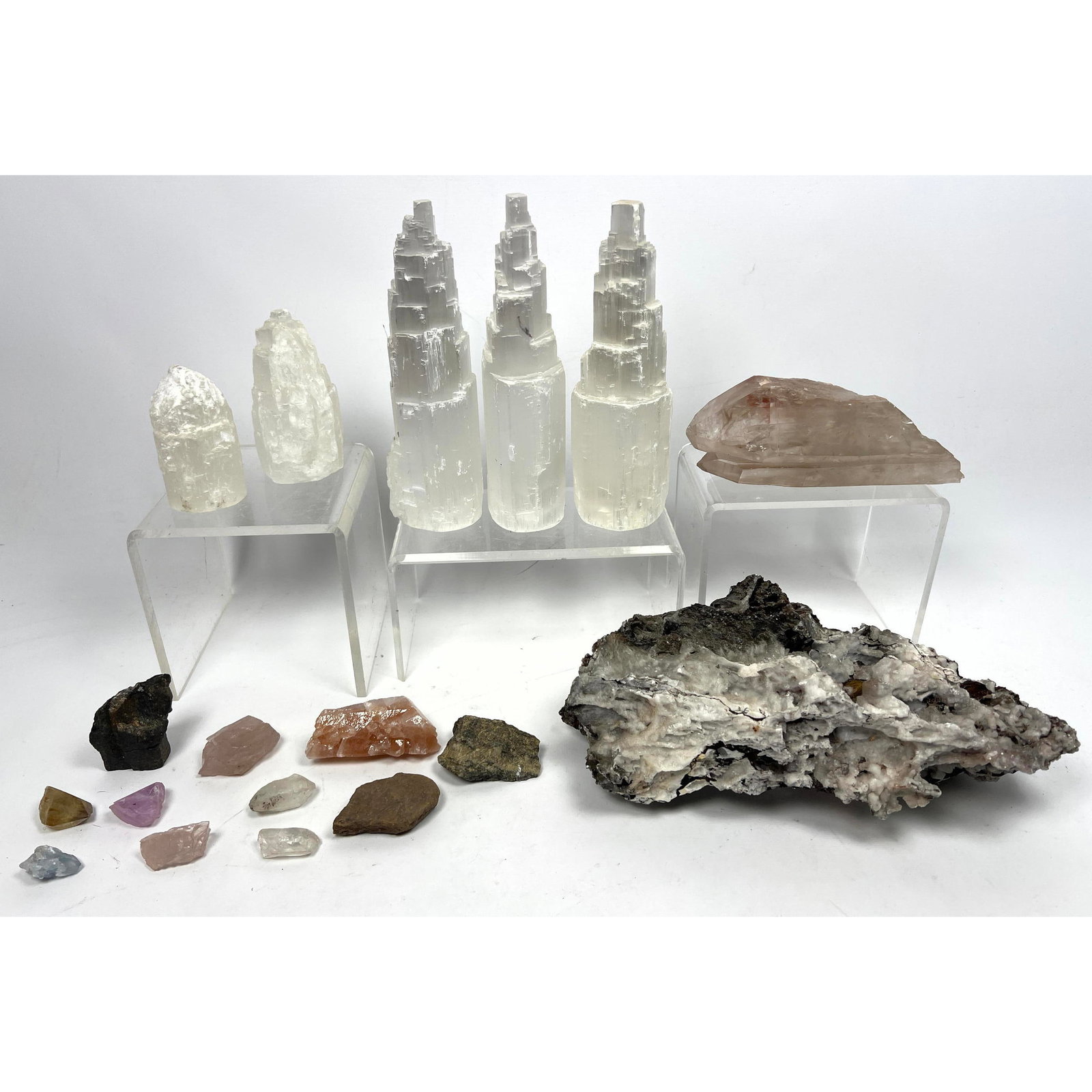 17 Piece Geology rock specimens. Hingganite, Selenite, Quartz, etc.: 17 Piece Geology rock specimens. Hingganite, Selenite, Quartz, etc. Dimensions: Height: 3.25 inches, Width: 10 inches, Depth: 5 inches. --- US Packing and Shipping charge: In house shipping available.