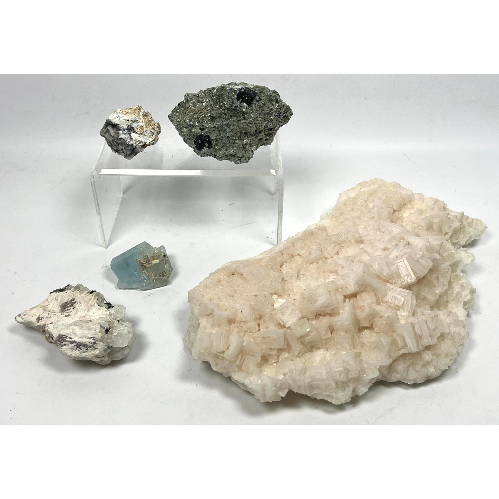 5 Piece Geology rock specimens. Halite, Tourmaline, Aquamarine, etc.: 5 Piece Geology rock specimens. Halite, Tourmaline, Aquamarine, etc. Dimensions: Height: 2.75 inches, Width: 13 inches, Depth: 8 inches. --- US Packing and Shipping charge: In house shipping available