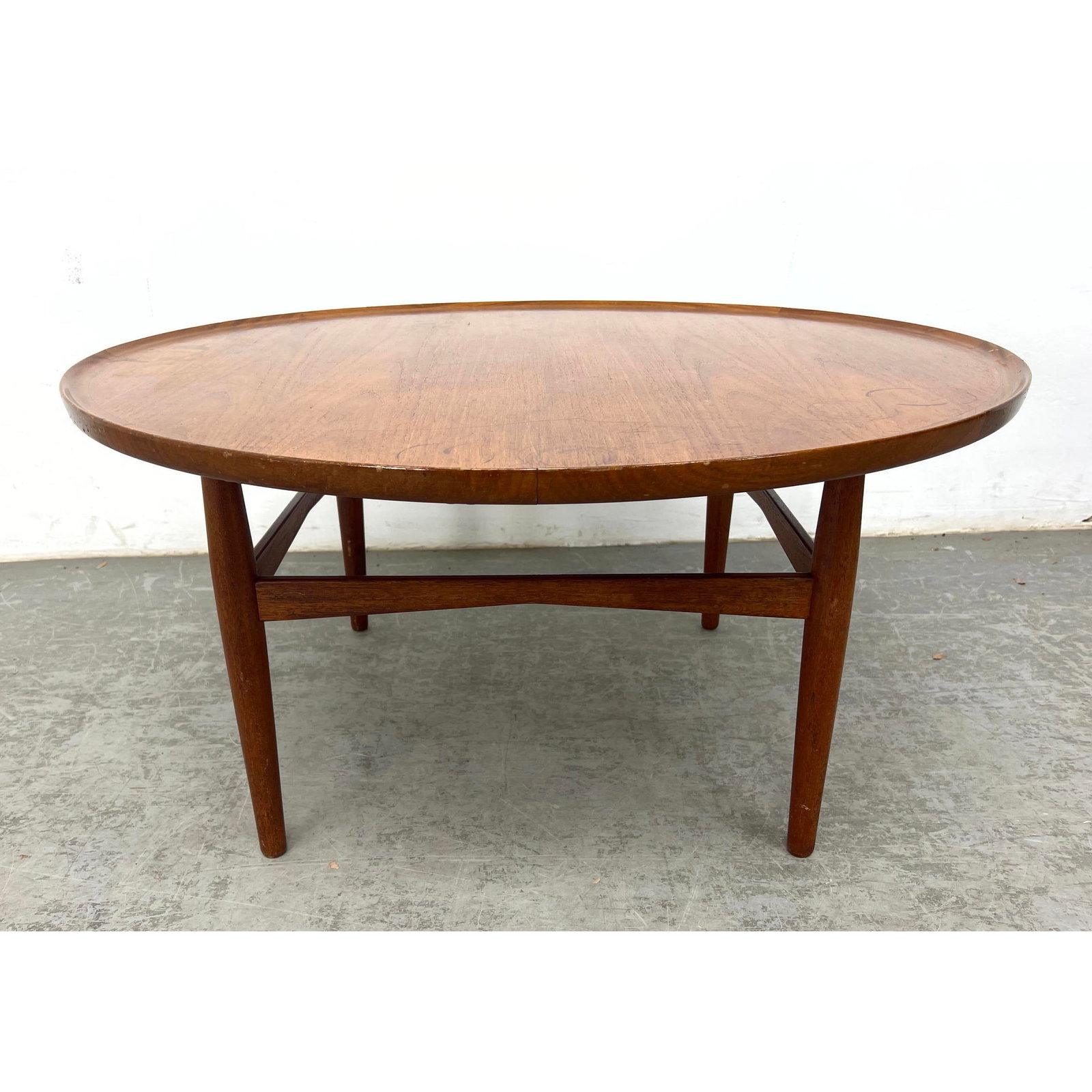 Danish Modern Round Teak Coffee Table. (1 of 10)