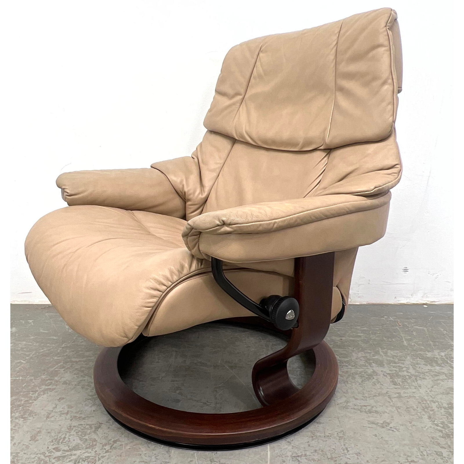 Ekornes Stressless lounge chair. Tan Leather. Marked on Knob. Larger Model: Ekornes Stressless lounge chair. Tan Leather. Marked on Knob. Larger Model Dimensions: Height: 38 inches, Width: 34 inches, Depth: 34 inches. - Seat Height: 18 inches ---