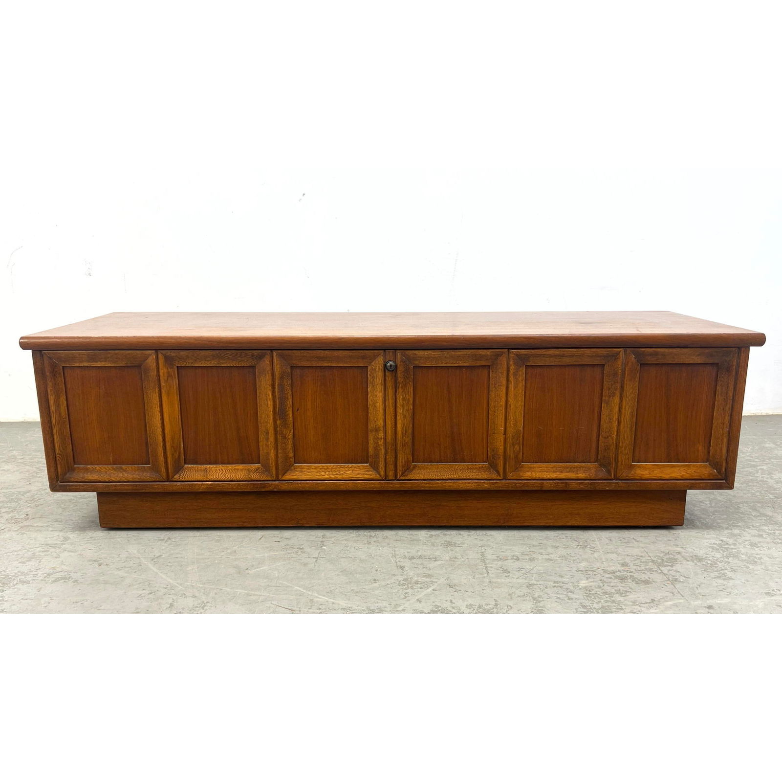 MCM Lane Cedar Chest. Push button lock. No key. Princess model. Signed. Mid Century Modern (1 of 11)