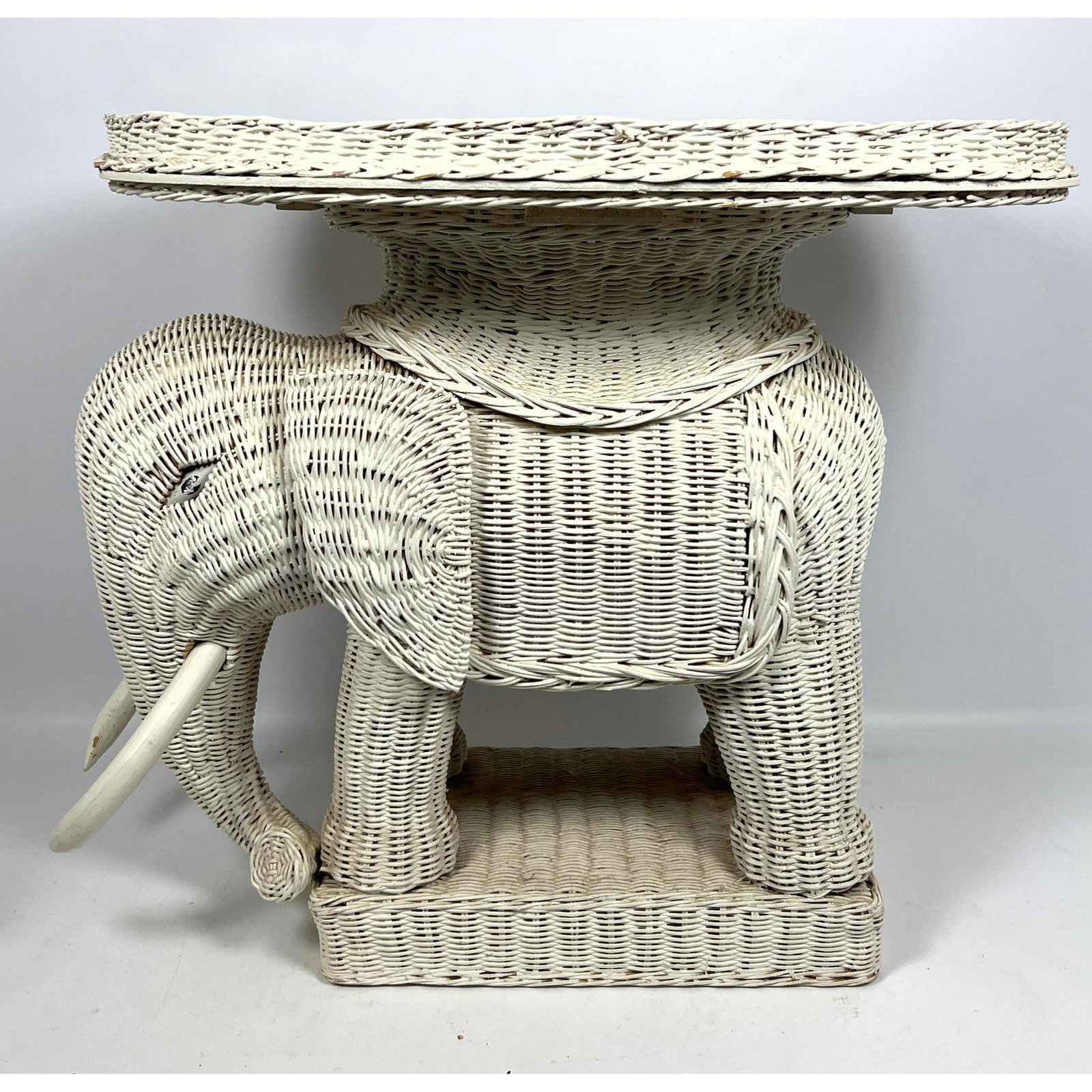 Wicker Elephant Serving Side Table. Lift of tray top. (1 of 11)