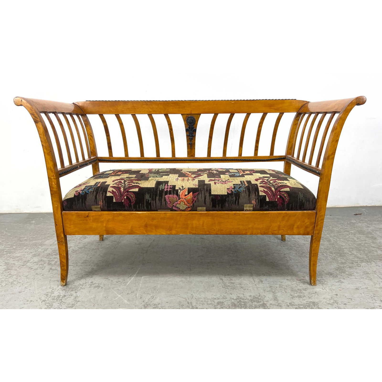 Upholstered seat bench with slat back. (1 of 12)