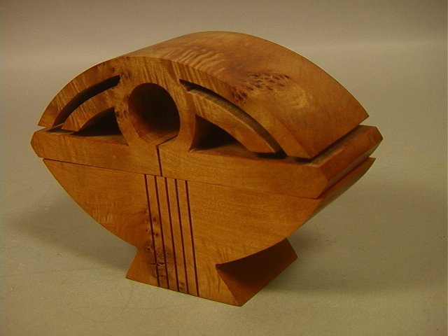 MICHAEL ELKAN Studio Wood Box. American Studio Wo: MICHAEL ELKAN Studio Wood Box. American Studio Woodworker lidded box. Incised design. Sculptured top. Signed.-- Dimensions: H: 5 inches: W: 7.5 inches: D: 2.5 inches --- US Shipping charge: $28