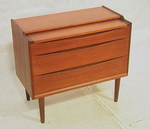 Danish Teak ARNE VODDER Modern Vanity with Pull O: Danish Teak ARNE VODDER Modern Vanity with Pull Out Drawer. Drawer has flip up mirror. Wide Tapered legs. Unmarked.-- Dimensions: H: 29.25 inches: W: 33.75 inches: D: 18.25 inches ---