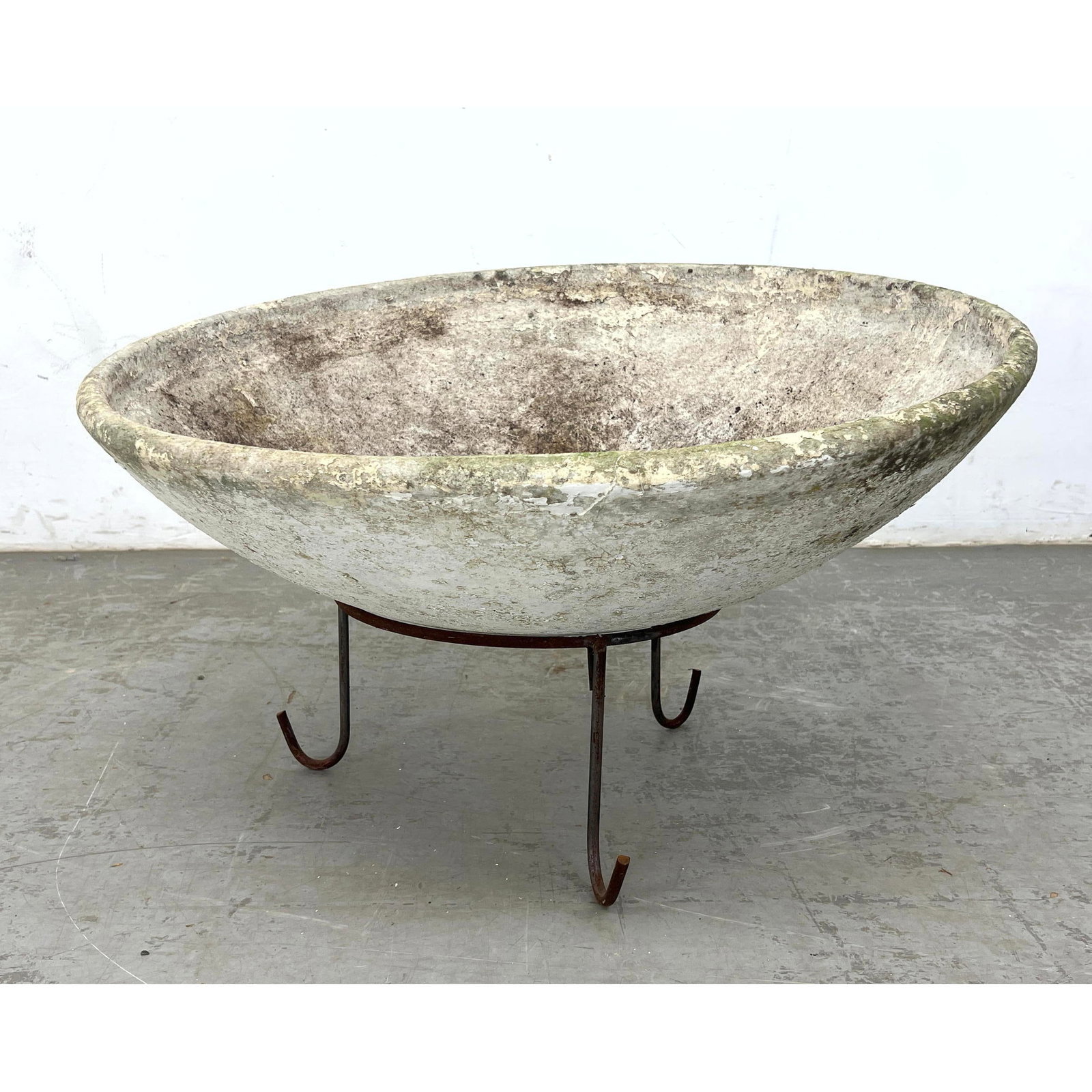 31" WILLY GUHL Fiberglass Bowl Saucer form Planter. Metal tripod Stand. (1 of 9)