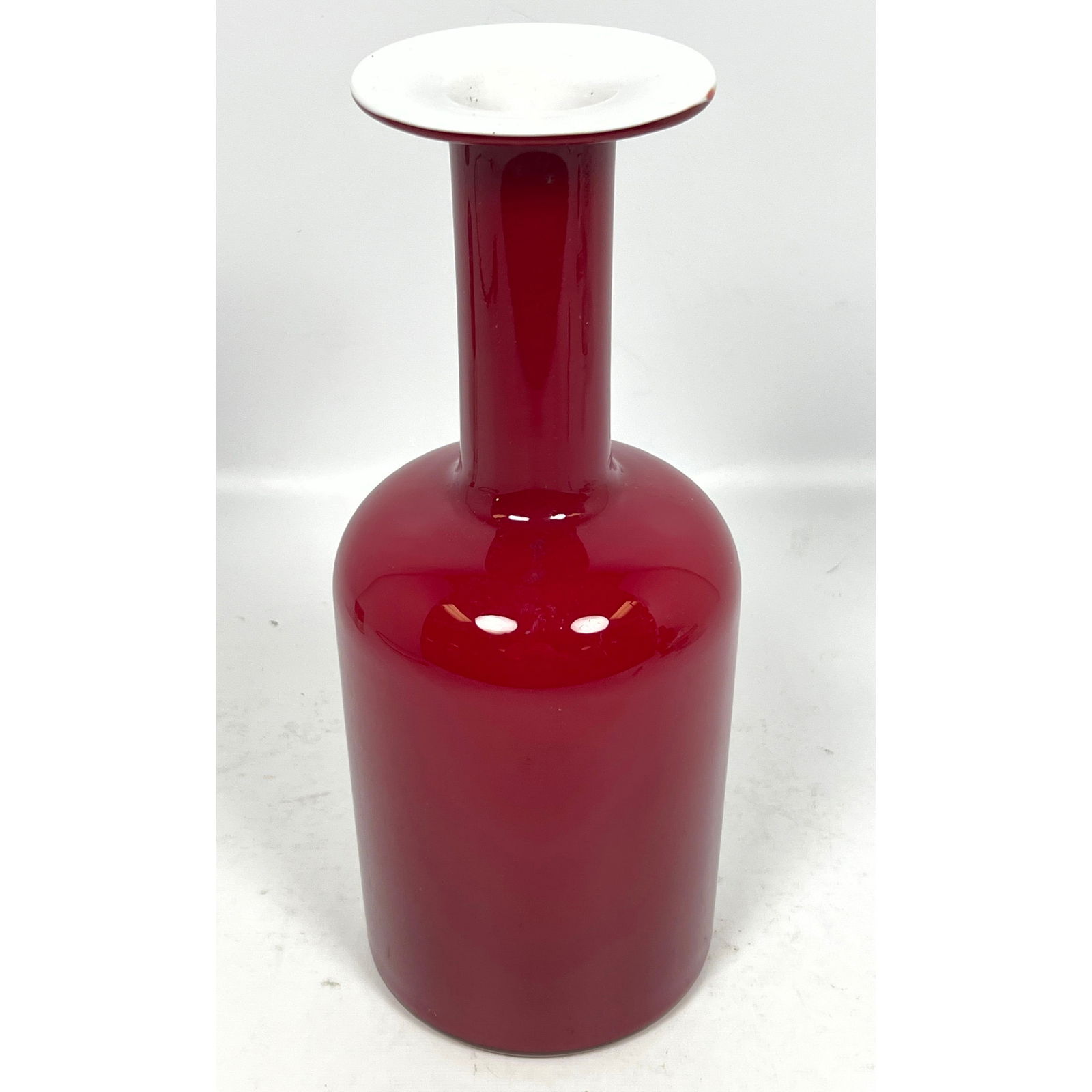 Otto Brauer Kastrup Holmegaard Gulvvase Red Art Glass Vase: Otto Brauer Kastrup Holmegaard Gulvvase Red Art Glass Vase Dimensions: Height: 11.5 inches, Width: 4.5 inches. --- US Packing and Shipping charge: In house shipping available. Will be calculated once