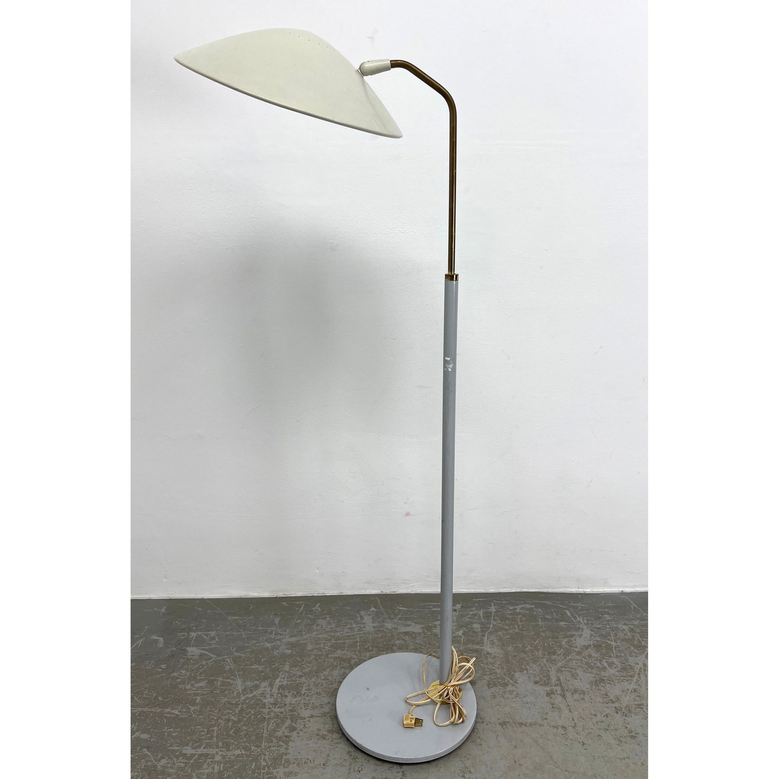 Gerald Thurston for Lightolier Saucer Floor lamp with adjustable arm and multi-setting illumination.: Gerald Thurston for Lightolier Saucer Floor lamp with adjustable arm and multi-setting illumination. Dimensions: Height: 56 inches, Width: 16 inches, Depth: 16 inches. --- - We offer curbside delivery