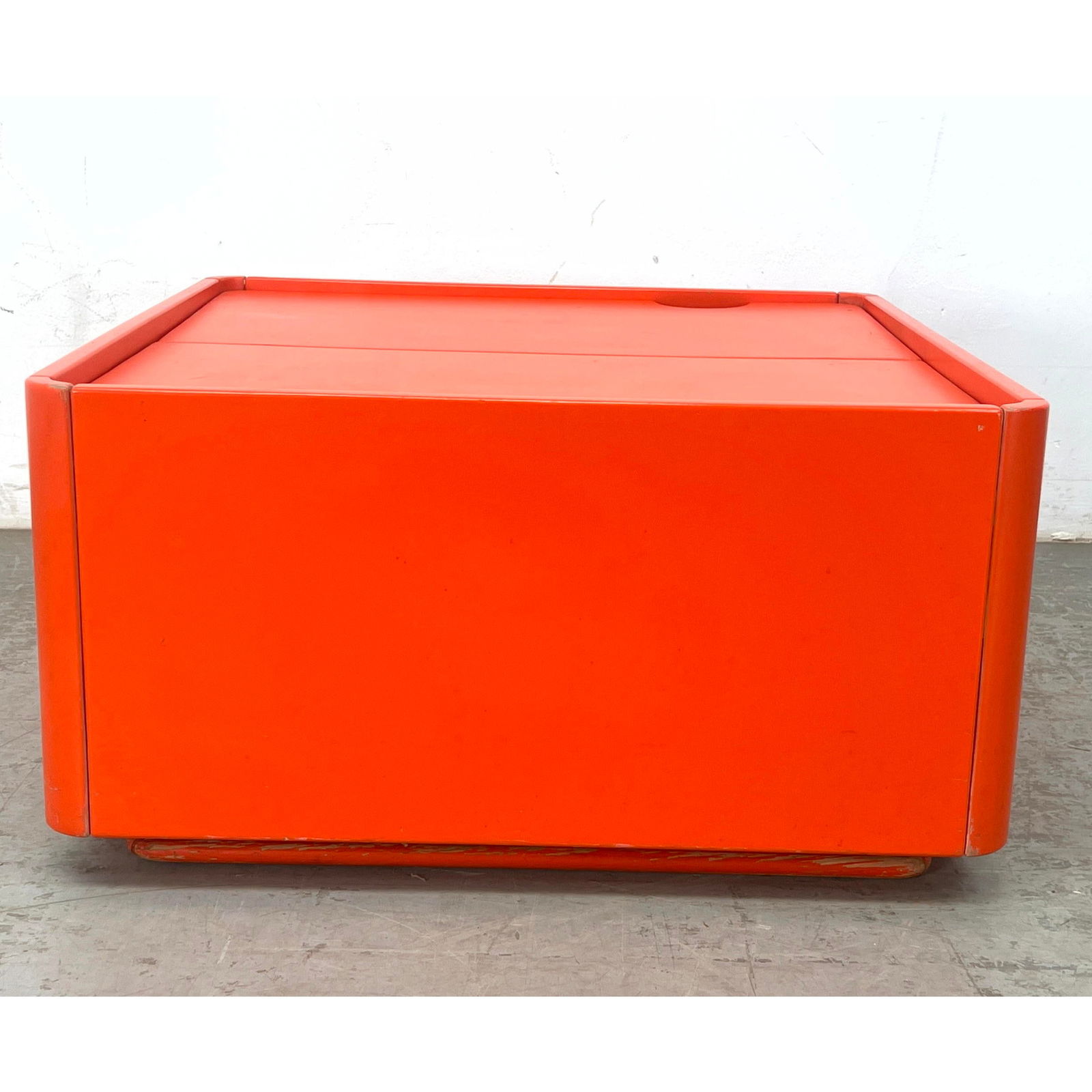 Titina Ammannati and Giampiero Vitelli lacquered Storage Cube/ coffee table Kiitos. (1 of 12)