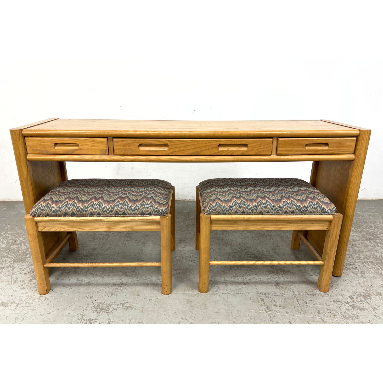 3pc THOMASVILLE Oak Sofa Table . Pr Benches. Console Hall Table with Two Matching Bargello Upholster: 3pc THOMASVILLE Oak Sofa Table . Pr Benches. Console Hall Table with Two Matching Bargello Upholstered Cushion Stools. Marked. Dimensions: Height: 28.25 inches, Width: 59.5 inches, Depth: 17.25 inches