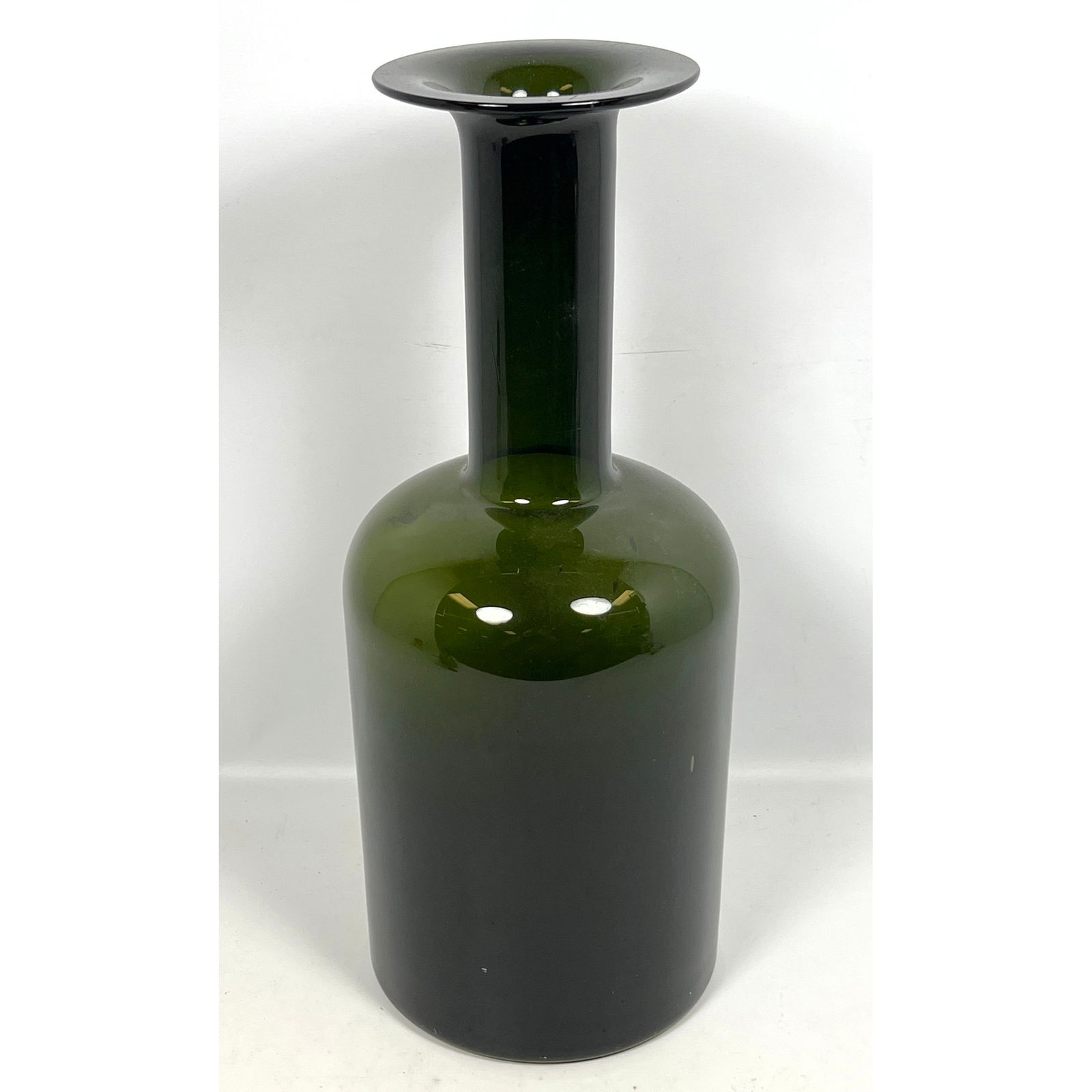 Otto Brauer Kastrup Holmegaard Art Glass Vase.: Otto Brauer Kastrup Holmegaard Art Glass Vase. Dimensions: Height: 20.5 inches, Width: 9 inches, Depth: 9 inches. --- - We offer curbside delivery for most items to NYC, Manhattan, Close Brooklyn, Hob