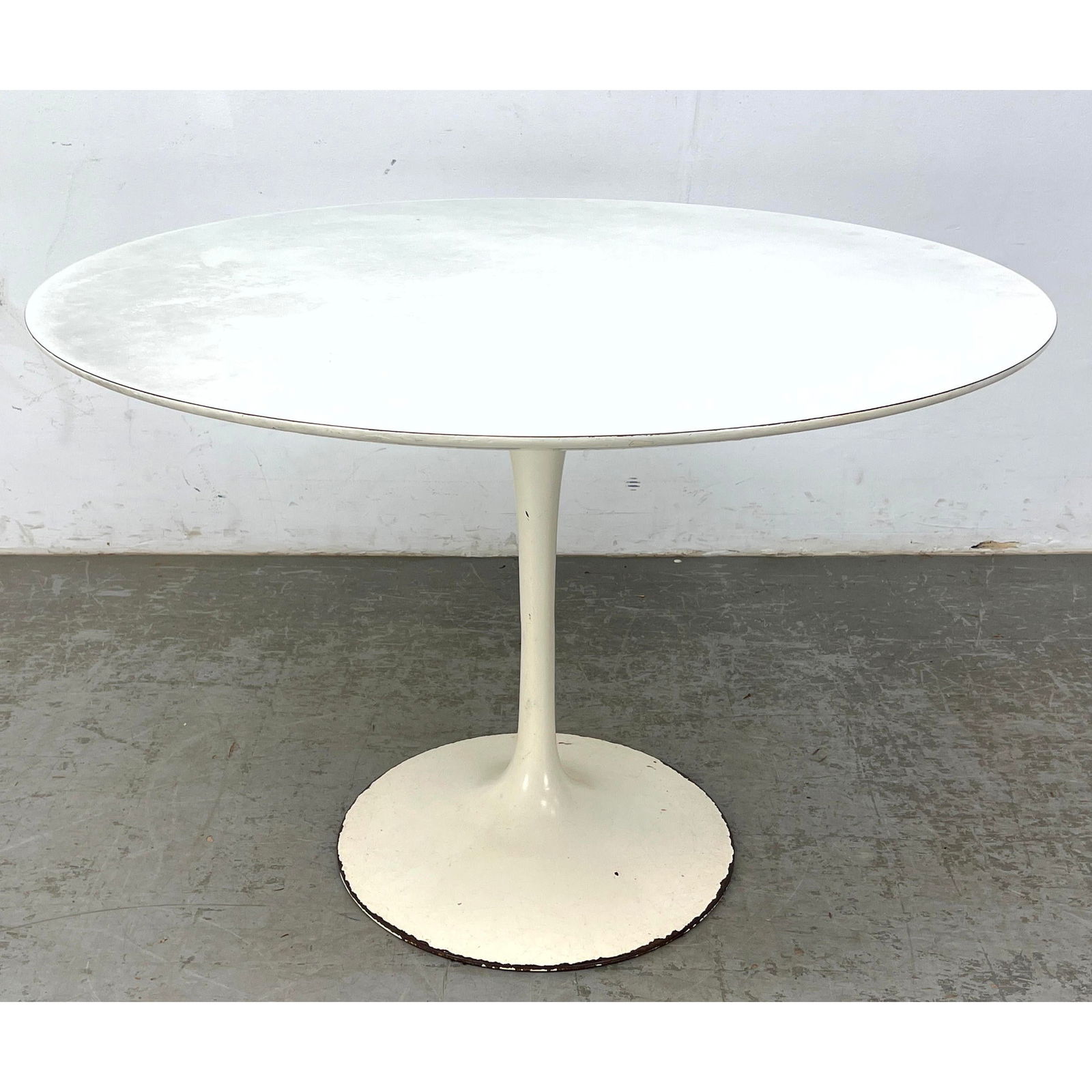 EERO SAARINEN Tulip Dining Table. White Laminate Top. (1 of 9)