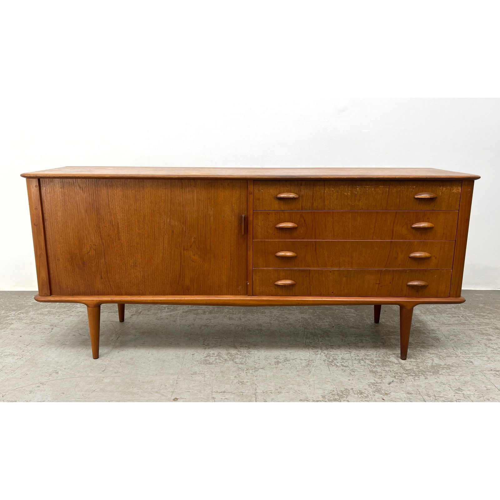 Danish Modern MM Moreddi Teak Credenza Sideboard Cabinet. Skovmand Andeersen.: Danish Modern MM Moreddi Teak Credenza Sideboard Cabinet. Skovmand Andeersen. Dimensions: Height: 31 inches, Width: 71 inches, Depth: 18.5 inches. --- - We offer curbside delivery for most items to NY