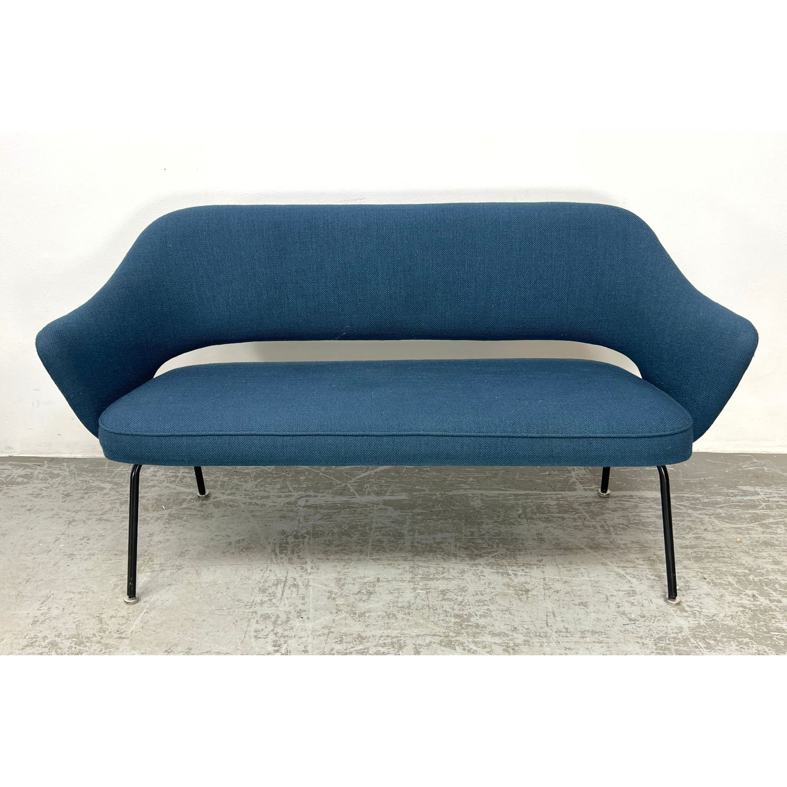Knoll International Sofa Bench, newly reupholstered. (1 of 8)